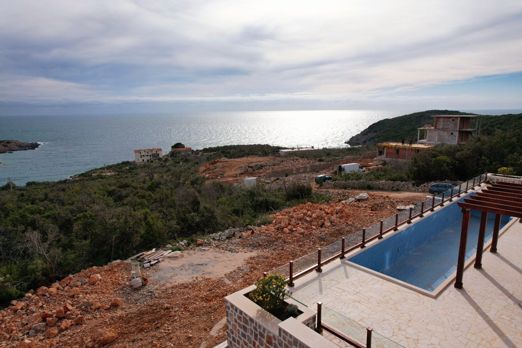 Novoizgrađena kuća 255m2 sa bazenom i predivnim pogledom na more  Luštica-Tivat - Amfora Real Estate