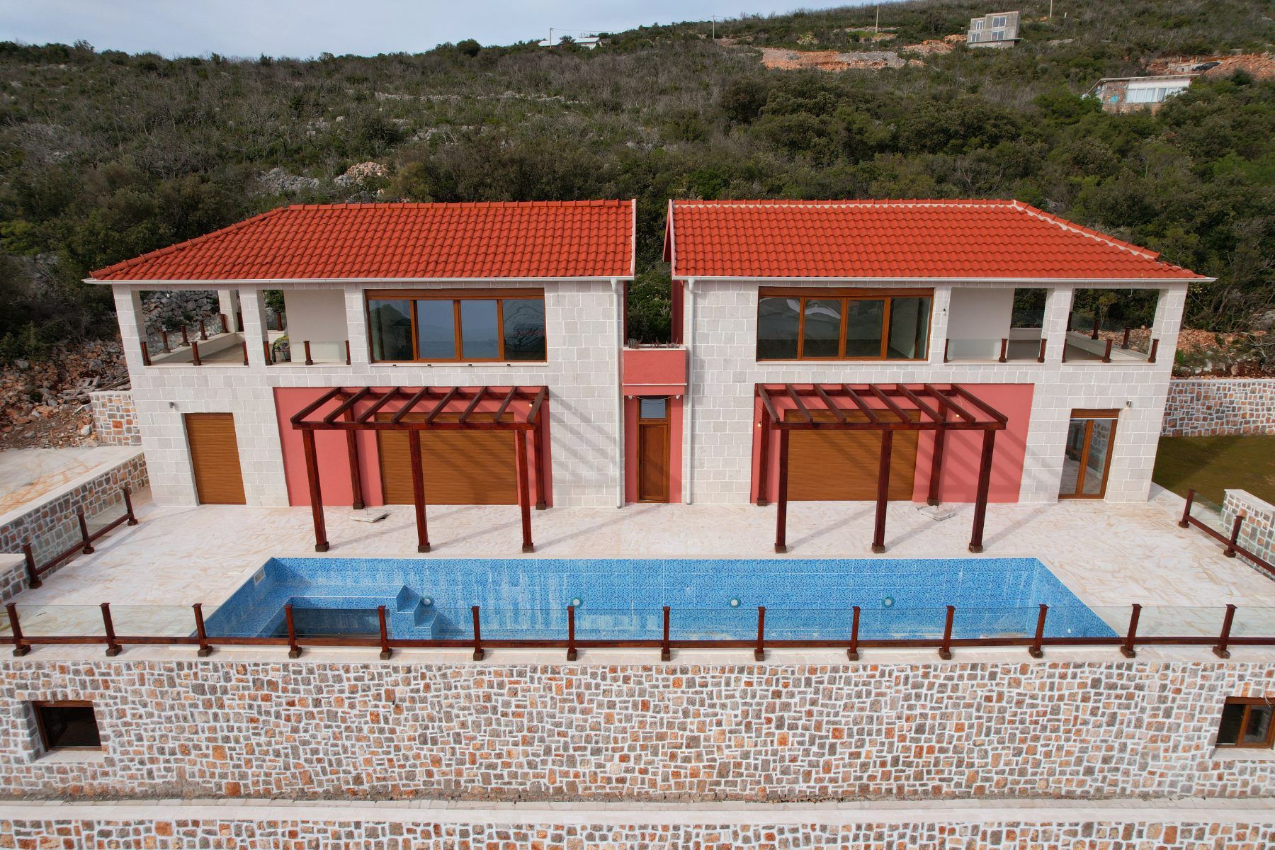 Novoizgrađena kuća 255m2 sa bazenom i predivnim pogledom na more  Luštica-Tivat - Amfora Real Estate