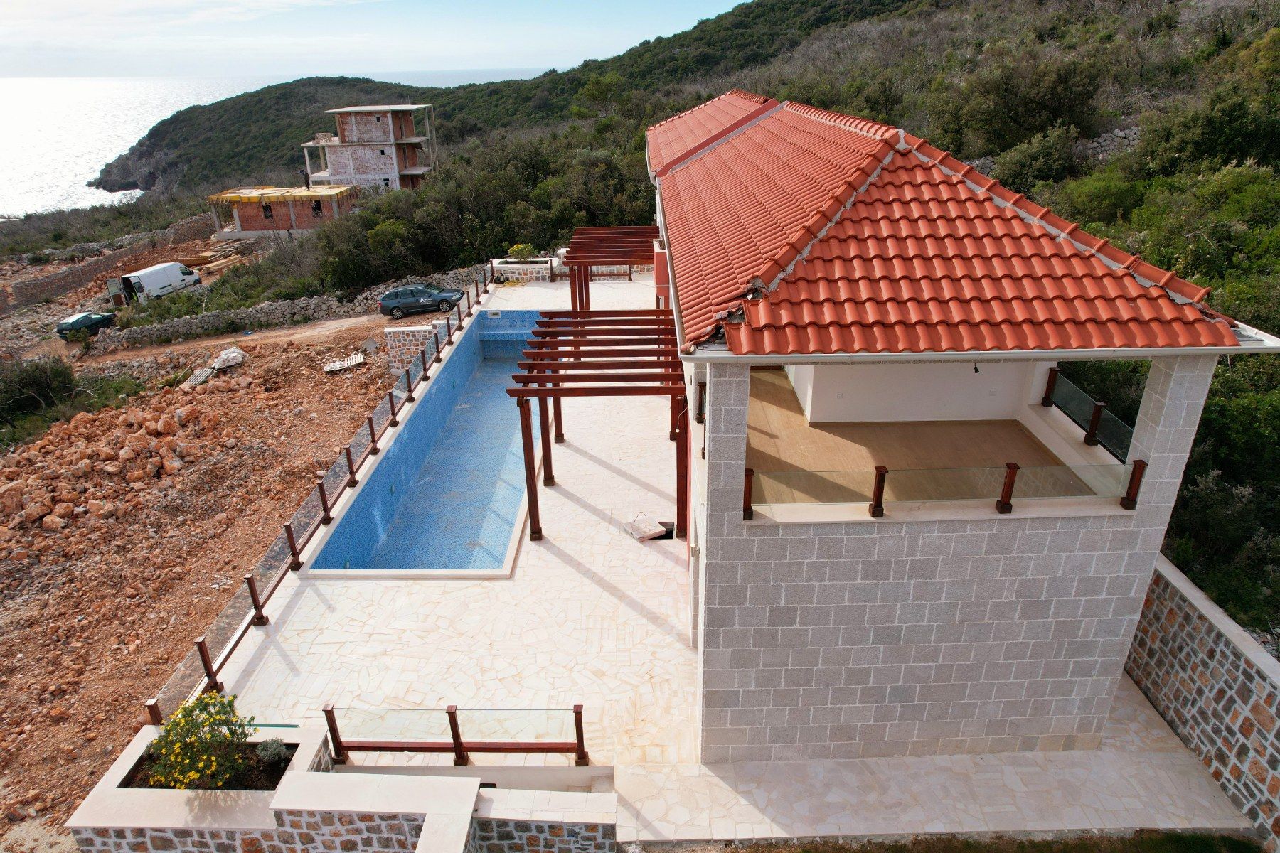 Novoizgrađena kuća 255m2 sa bazenom i predivnim pogledom na more  Luštica-Tivat - Amfora Real Estate