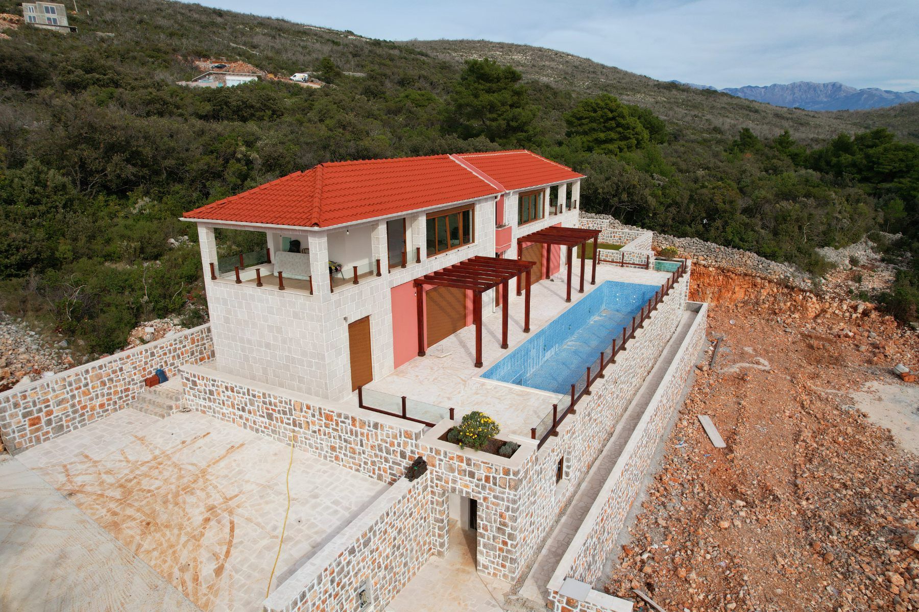 Novoizgrađena kuća 255m2 sa bazenom i predivnim pogledom na more  Luštica-Tivat - Amfora Real Estate