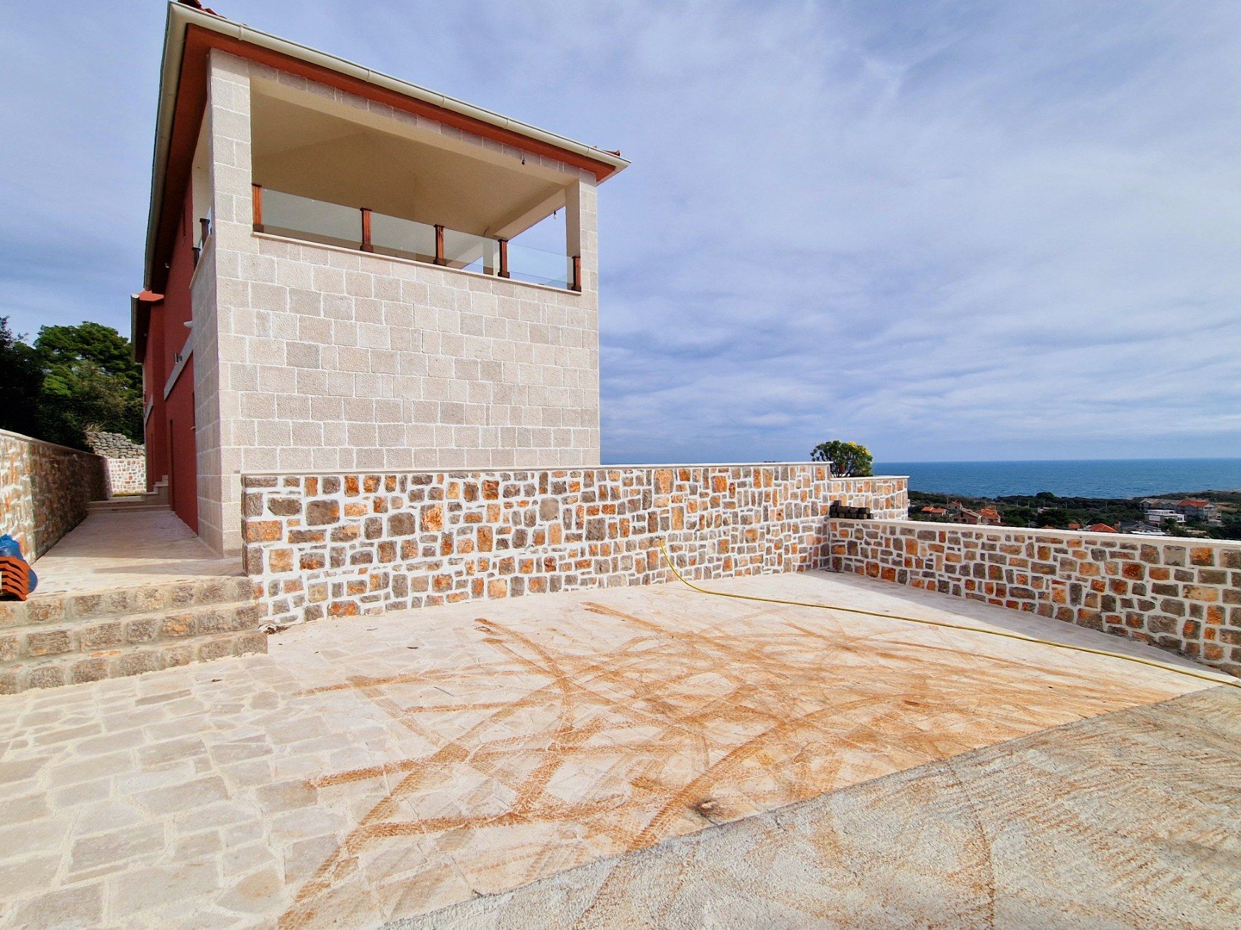 Novoizgrađena kuća 255m2 sa bazenom i predivnim pogledom na more  Luštica-Tivat - Amfora Real Estate