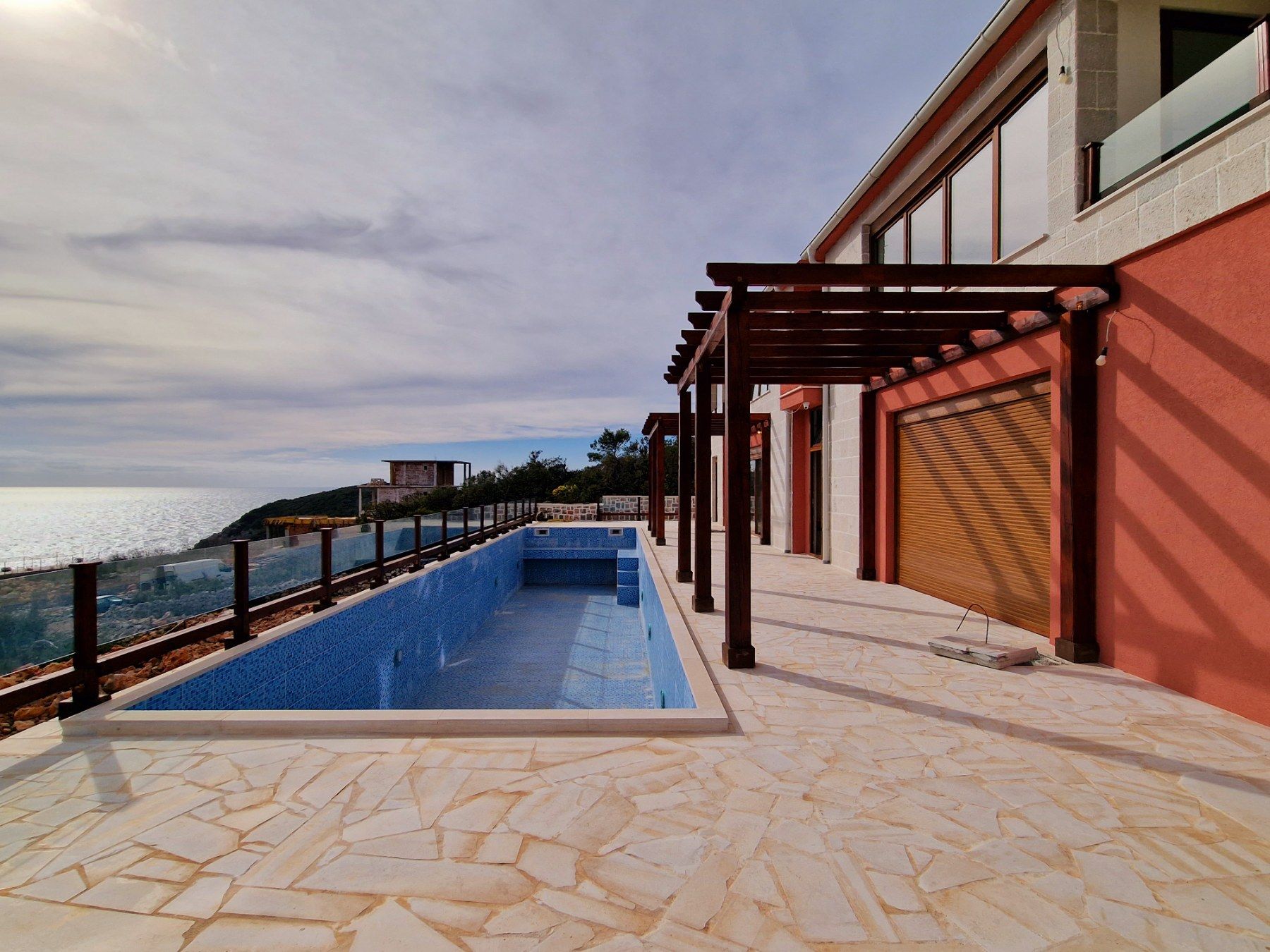 Novoizgrađena kuća 255m2 sa bazenom i predivnim pogledom na more  Luštica-Tivat - Amfora Real Estate