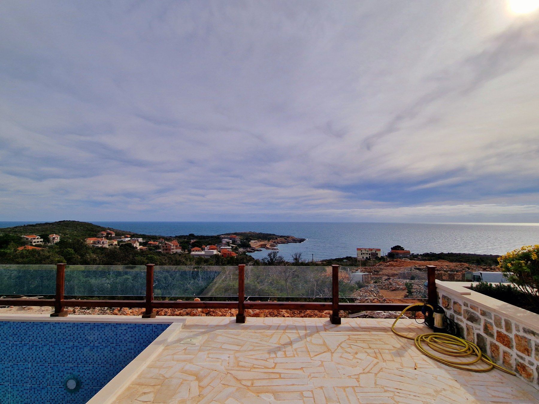 Novoizgrađena kuća 255m2 sa bazenom i predivnim pogledom na more  Luštica-Tivat - Amfora Real Estate