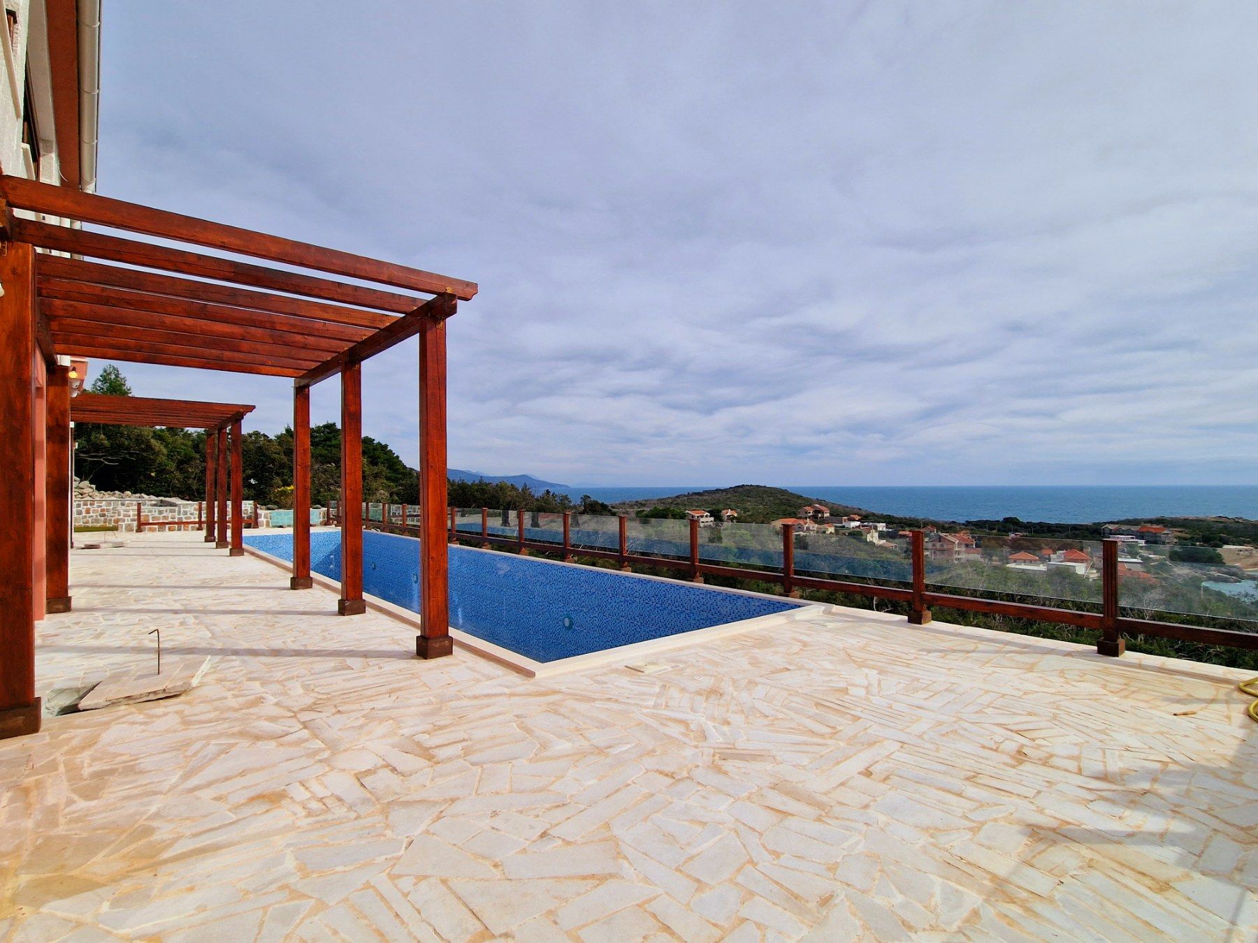 Novoizgrađena kuća 255m2 sa bazenom i predivnim pogledom na more  Luštica-Tivat - Amfora Real Estate