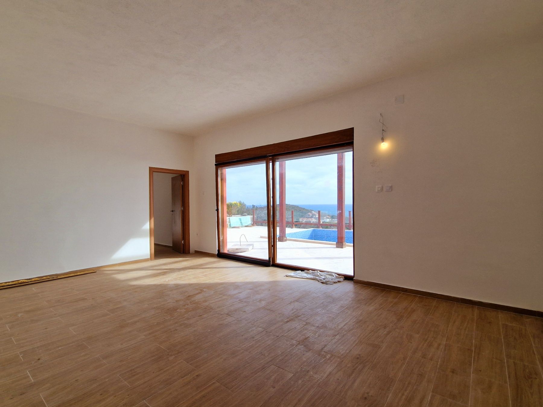 Novoizgrađena kuća 255m2 sa bazenom i predivnim pogledom na more  Luštica-Tivat - Amfora Real Estate