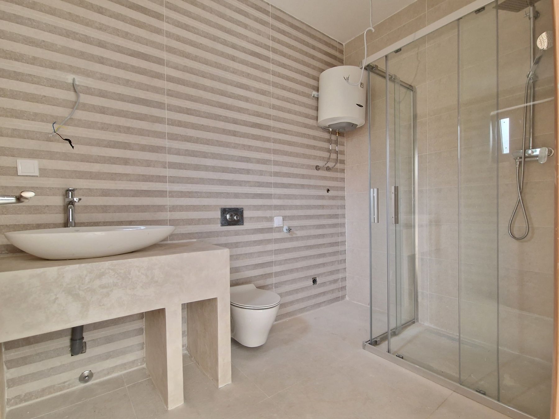 Novoizgrađena kuća 255m2 sa bazenom i predivnim pogledom na more  Luštica-Tivat - Amfora Real Estate