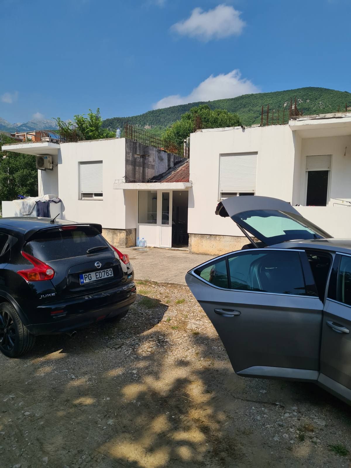 Prodaje se kuca 353m2 sa šest stanova i placem od 830m2,Jaz-Budva. - Amfora Real Estate