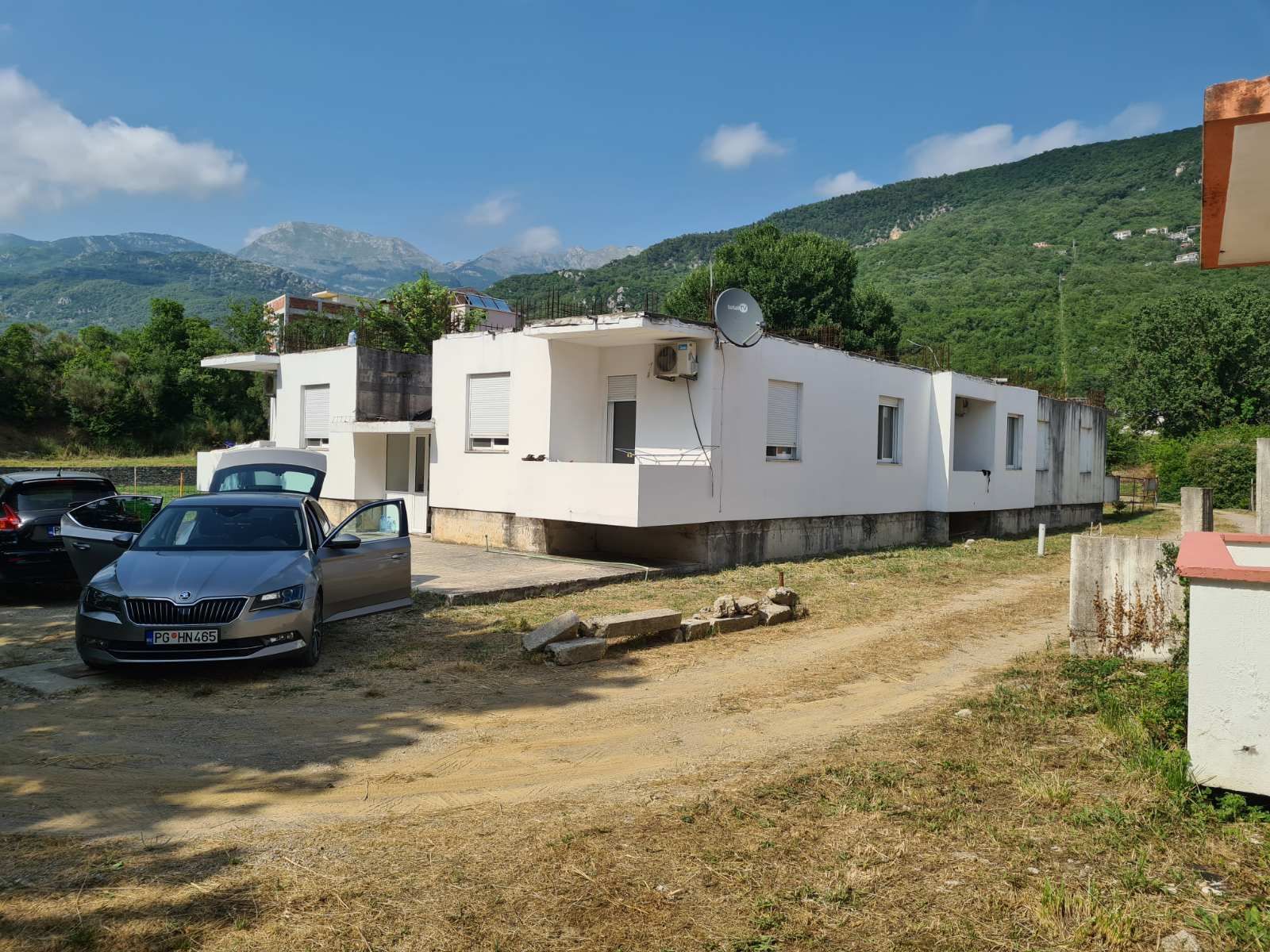 Prodaje se kuca 353m2 sa šest stanova i placem od 830m2,Jaz-Budva. - Amfora Real Estate