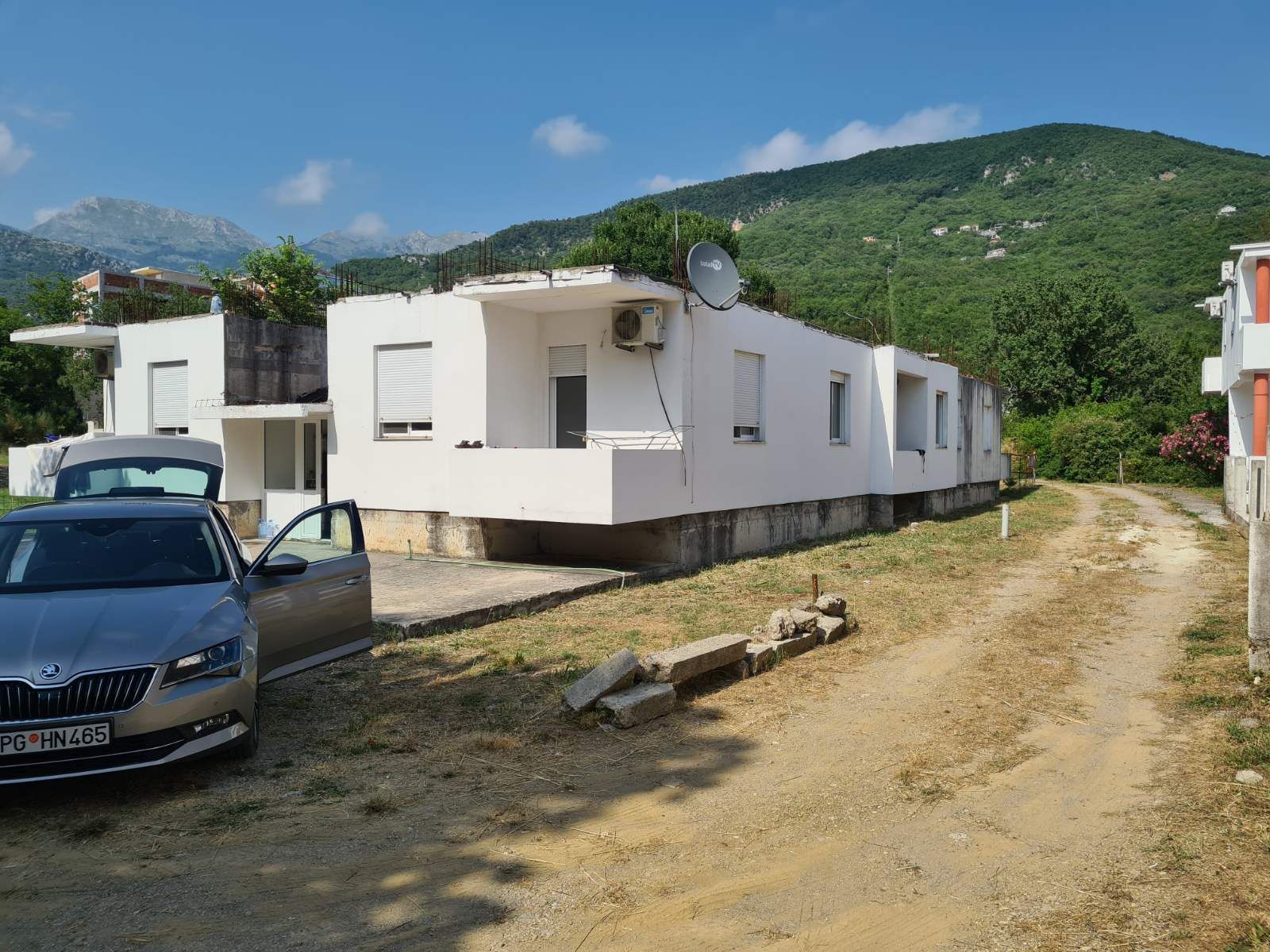 Prodaje se kuca 353m2 sa šest stanova i placem od 830m2,Jaz-Budva. - Amfora Real Estate