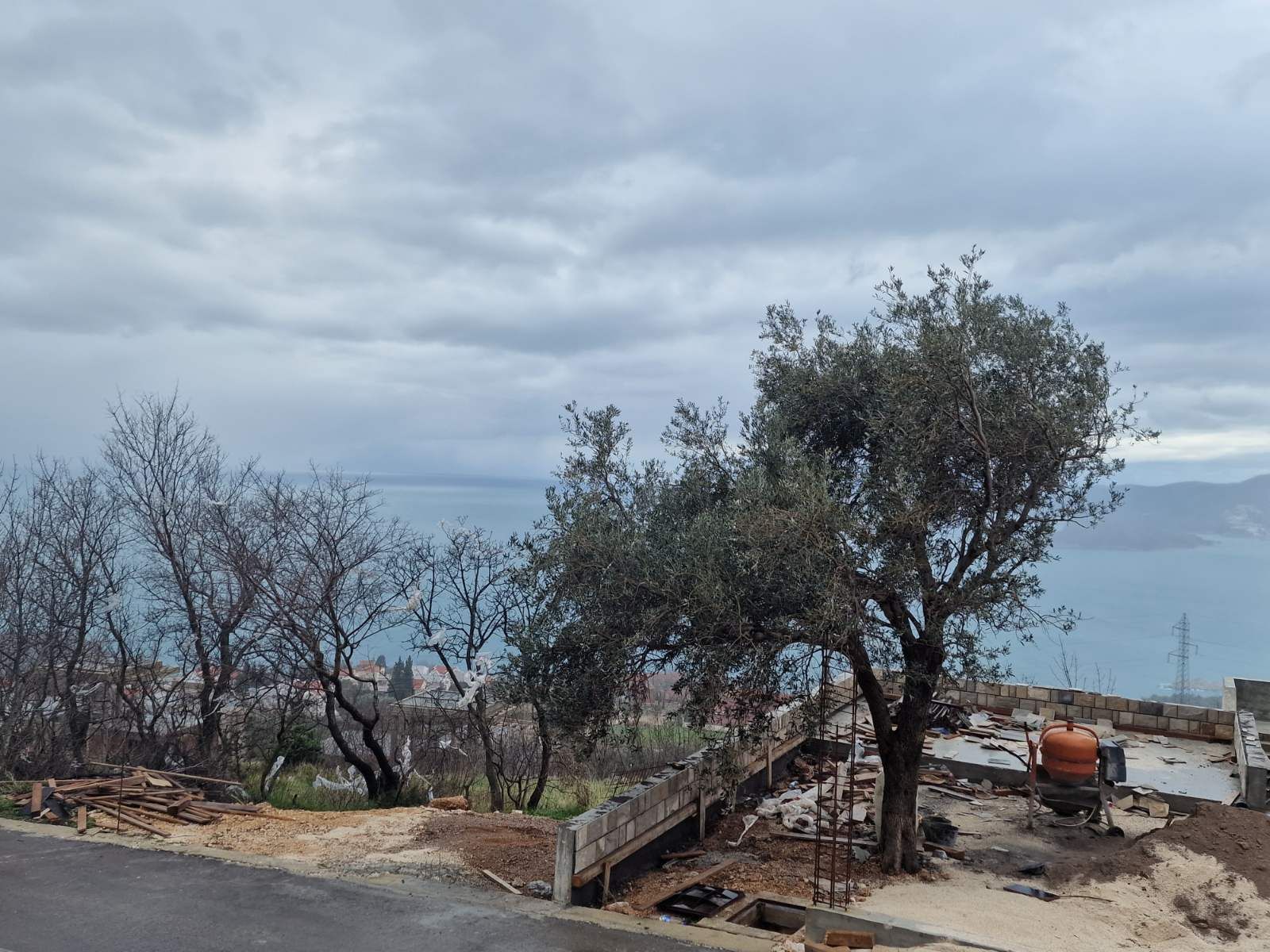 Urbanizovan plac 1174m2 sa pogledom na more,Blizikuce-Budva. - Amfora Real Estate