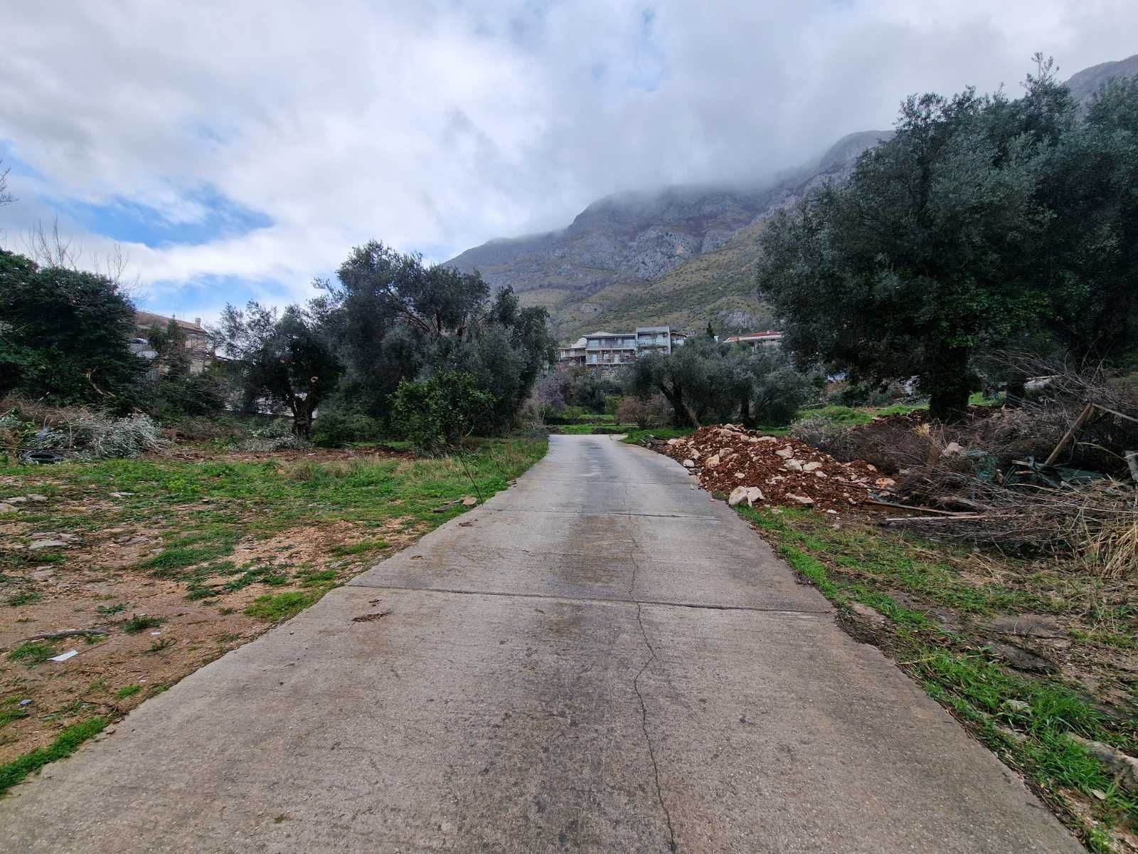 Na prodaju urbanizovan plac 653 m² na prestižnoj lokaciji – Rijeka Reževići, Budva - Amfora Real Estate