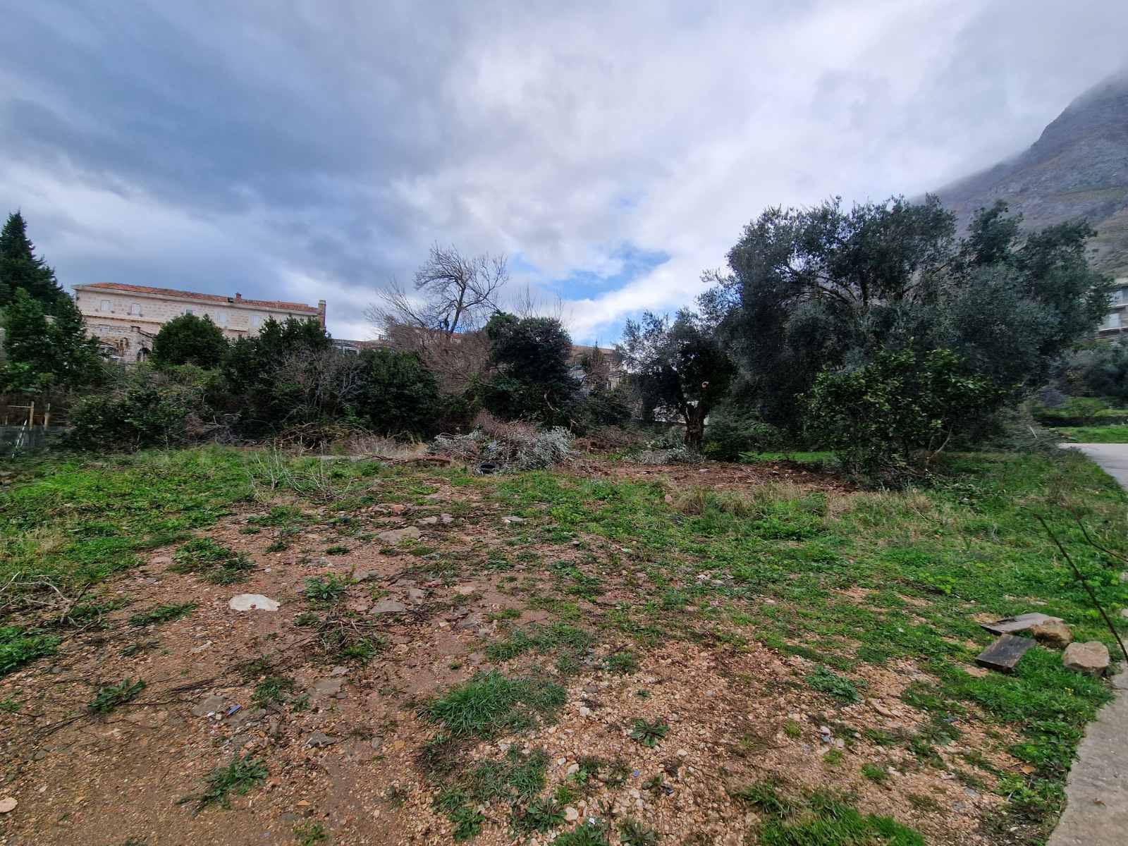 Na prodaju urbanizovan plac 653 m² na prestižnoj lokaciji – Rijeka Reževići, Budva - Amfora Real Estate