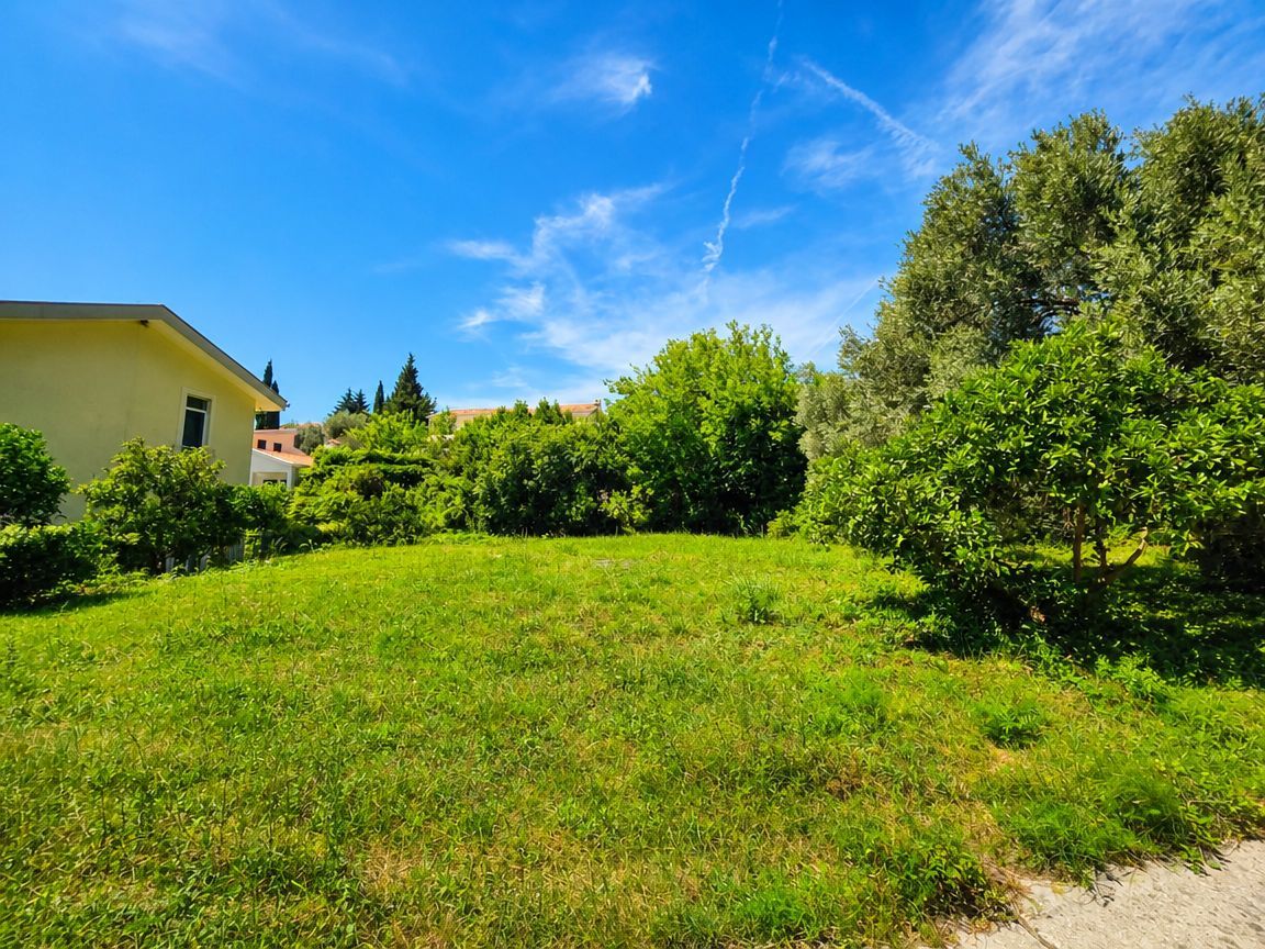 Na prodaju urbanizovan plac 654 m² na atraktivnoj lokaciji – Rijeka Reževići, Budva - Amfora Real Estate