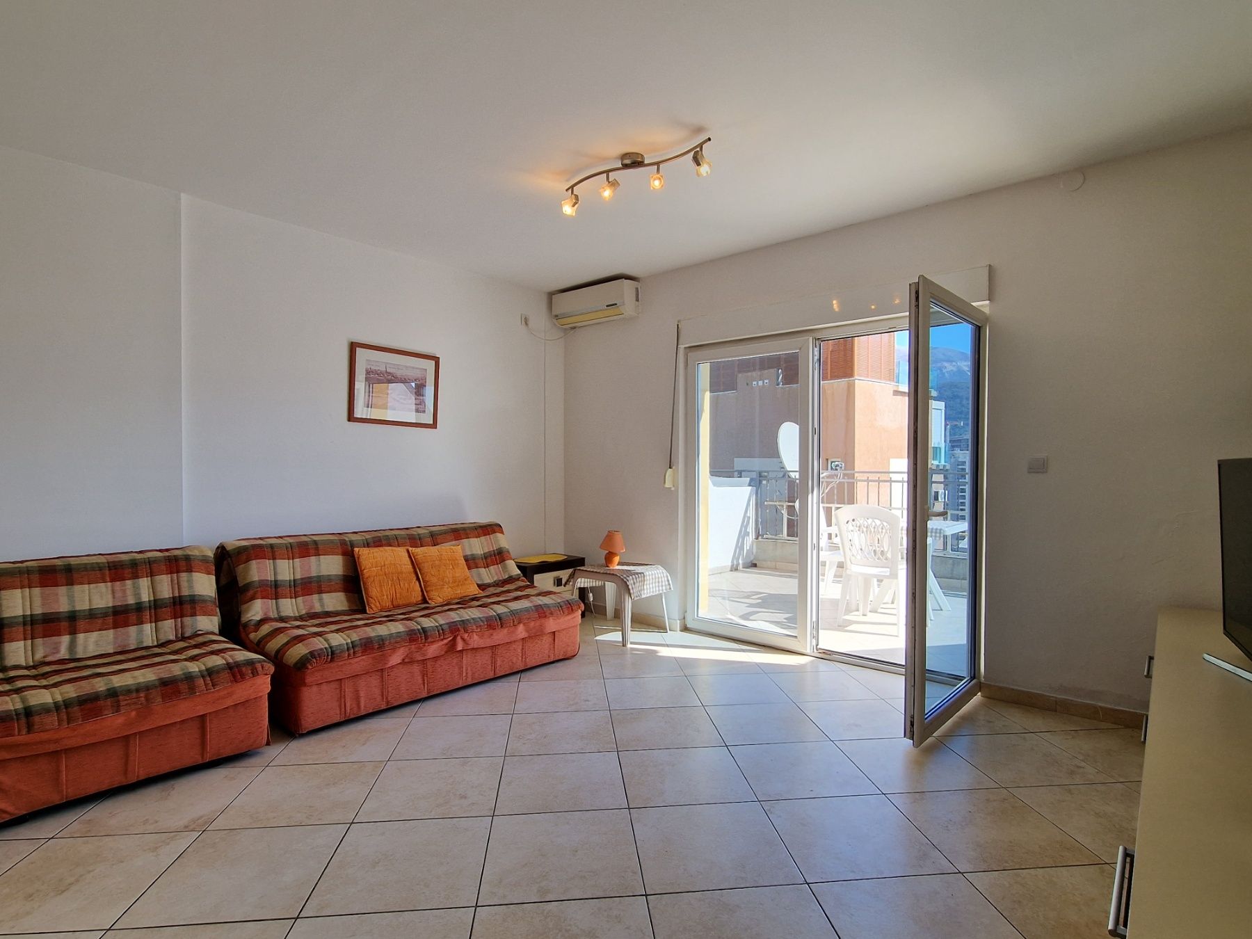 Garsonjera 50m2 sa panoramskim pogledom na more i grad,atraktivna lokacija 250 metara od mora,Gospostina-Budva. - Amfora Real Estate