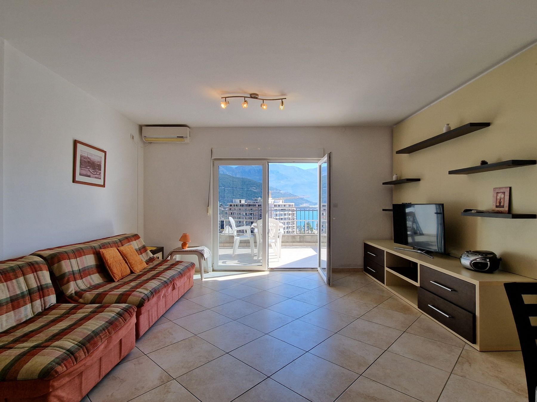 Garsonjera 50m2 sa panoramskim pogledom na more i grad,atraktivna lokacija 250 metara od mora,Gospostina-Budva. - Amfora Real Estate