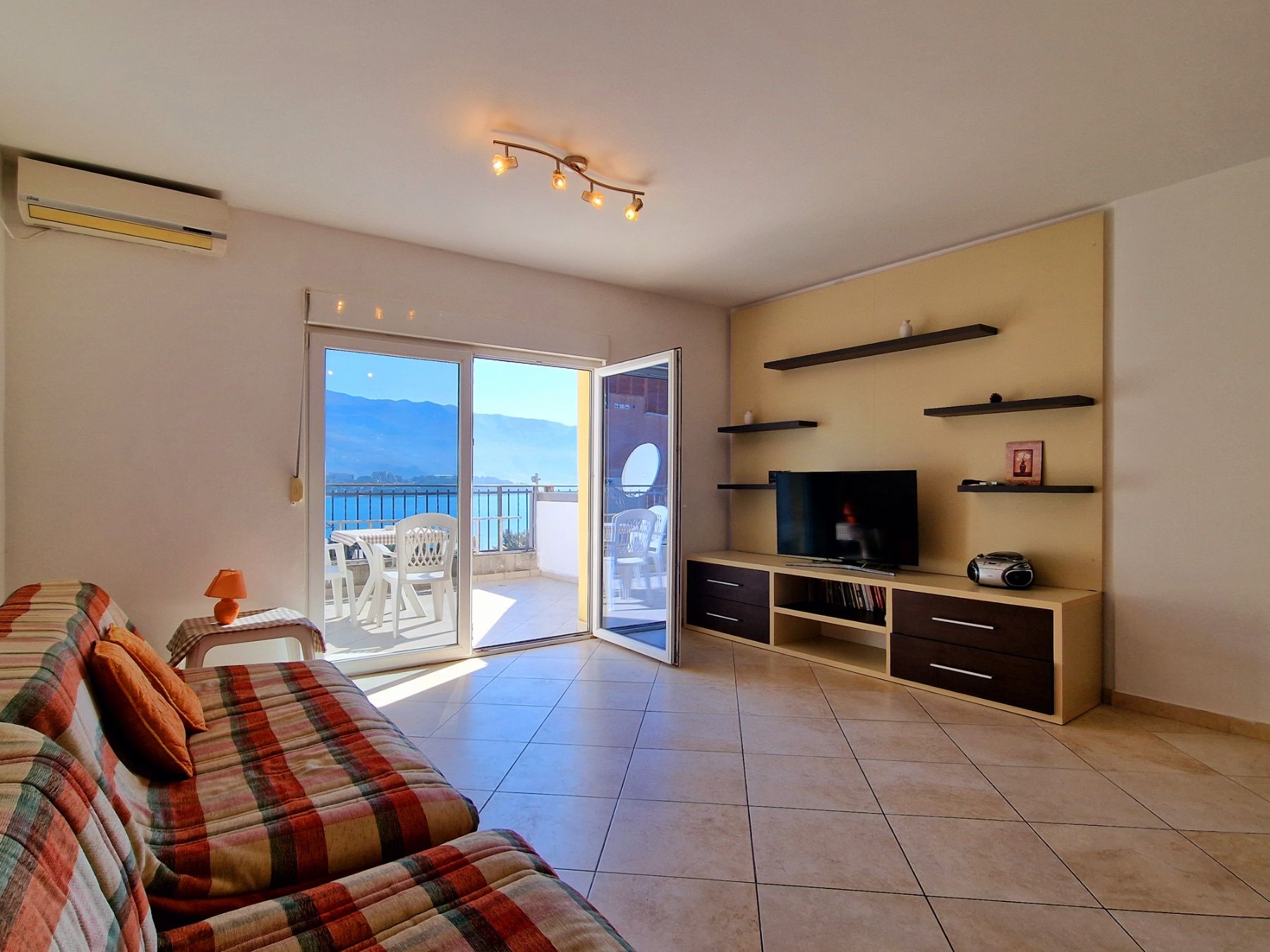 Garsonjera 50m2 sa panoramskim pogledom na more i grad,atraktivna lokacija 250 metara od mora,Gospostina-Budva. - Amfora Real Estate