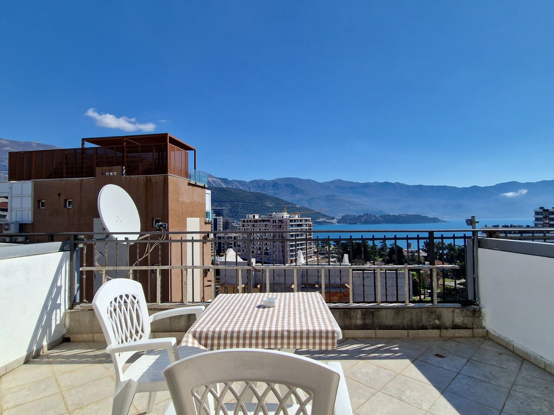 Garsonjera 50m2 sa panoramskim pogledom na more i grad,atraktivna lokacija 250 metara od mora,Gospostina-Budva. - Amfora Real Estate