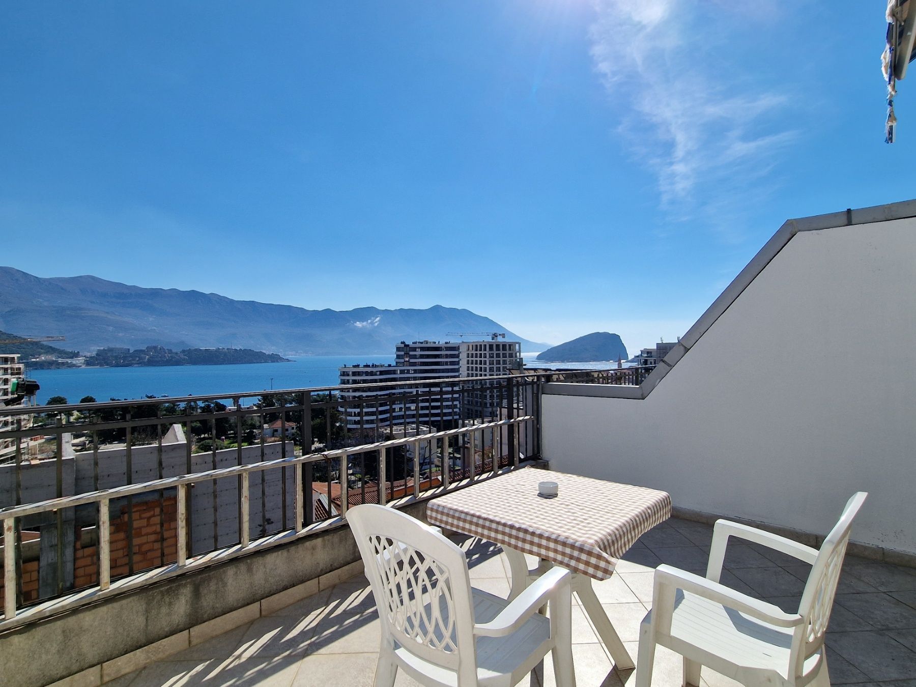 Garsonjera 50m2 sa panoramskim pogledom na more i grad,atraktivna lokacija 250 metara od mora,Gospostina-Budva. - Amfora Real Estate