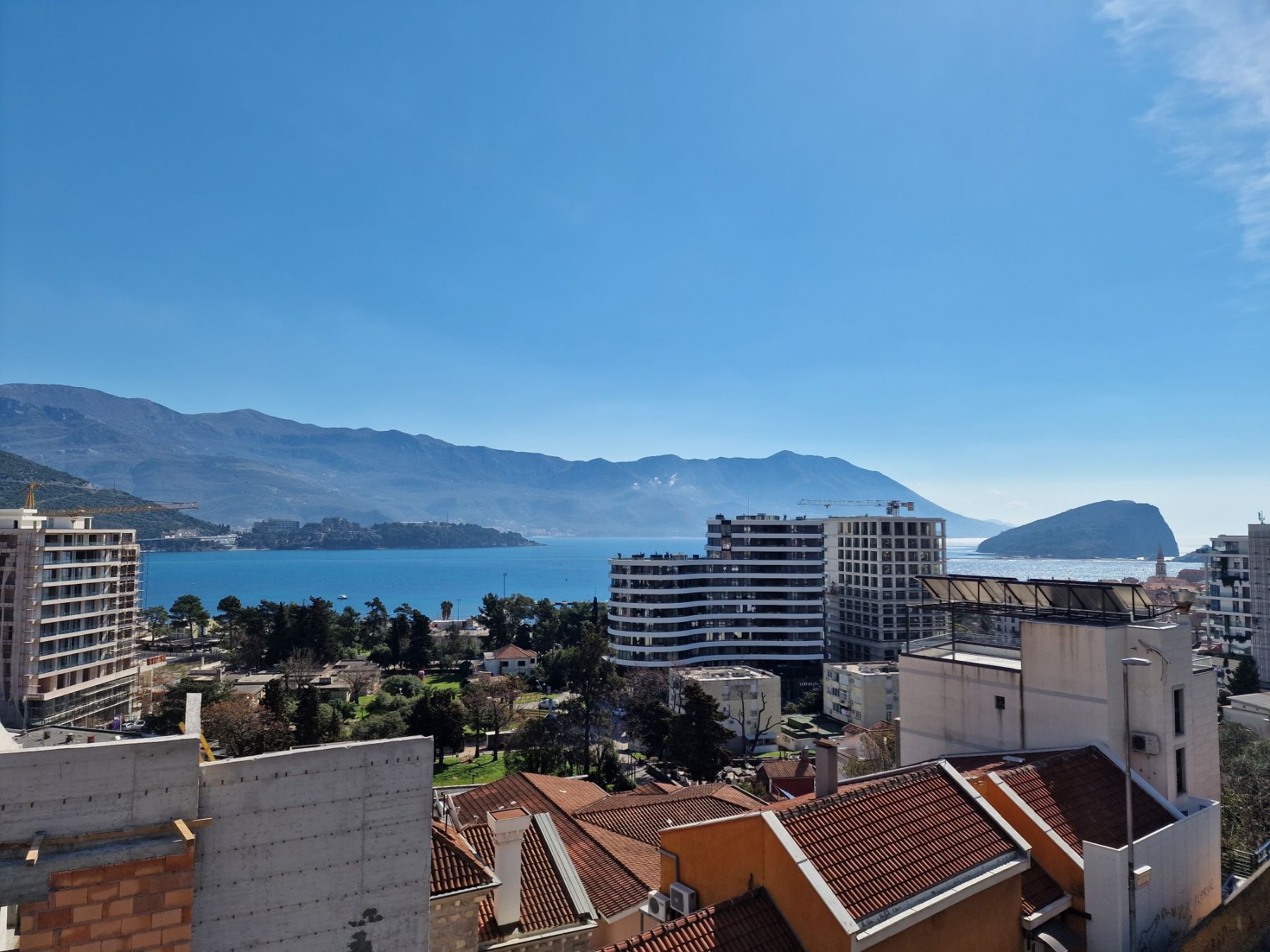 Garsonjera 50m2 sa panoramskim pogledom na more i grad,atraktivna lokacija 250 metara od mora,Gospostina-Budva. - Amfora Real Estate