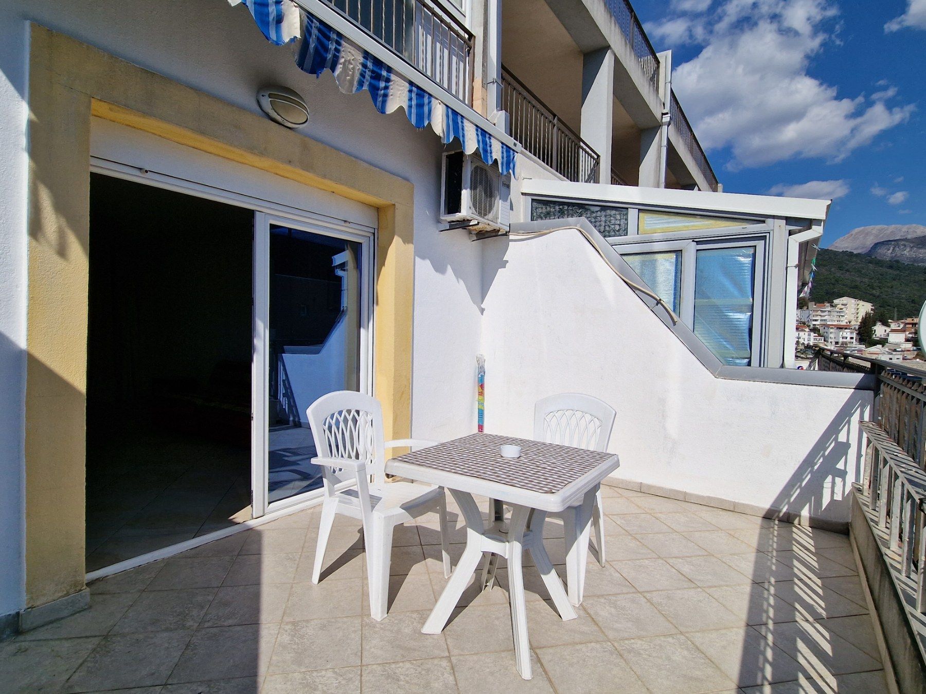 Garsonjera 50m2 sa panoramskim pogledom na more i grad,atraktivna lokacija 250 metara od mora,Gospostina-Budva. - Amfora Real Estate