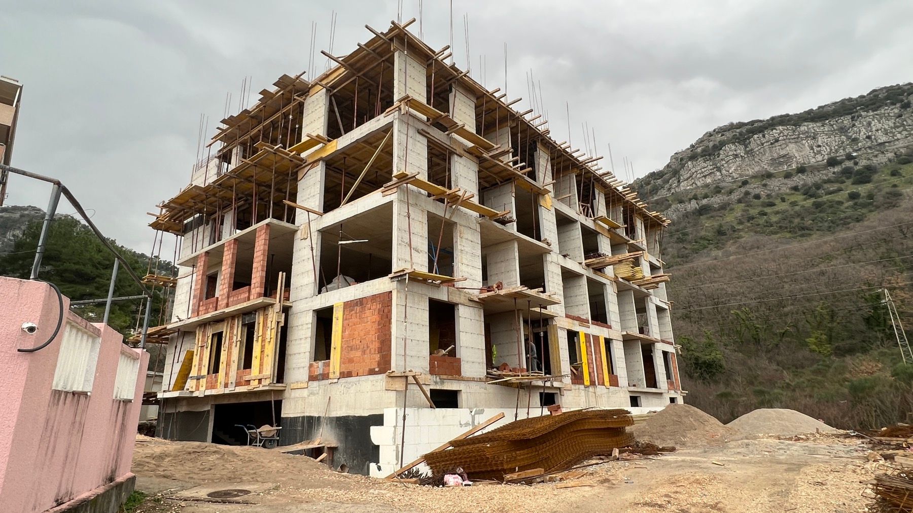 Na prodaju ekskluzivni luksuzni penthouse 195 m² sa privatnim bazenom i panoramskim pogledom – Budva - Amfora Real Estate