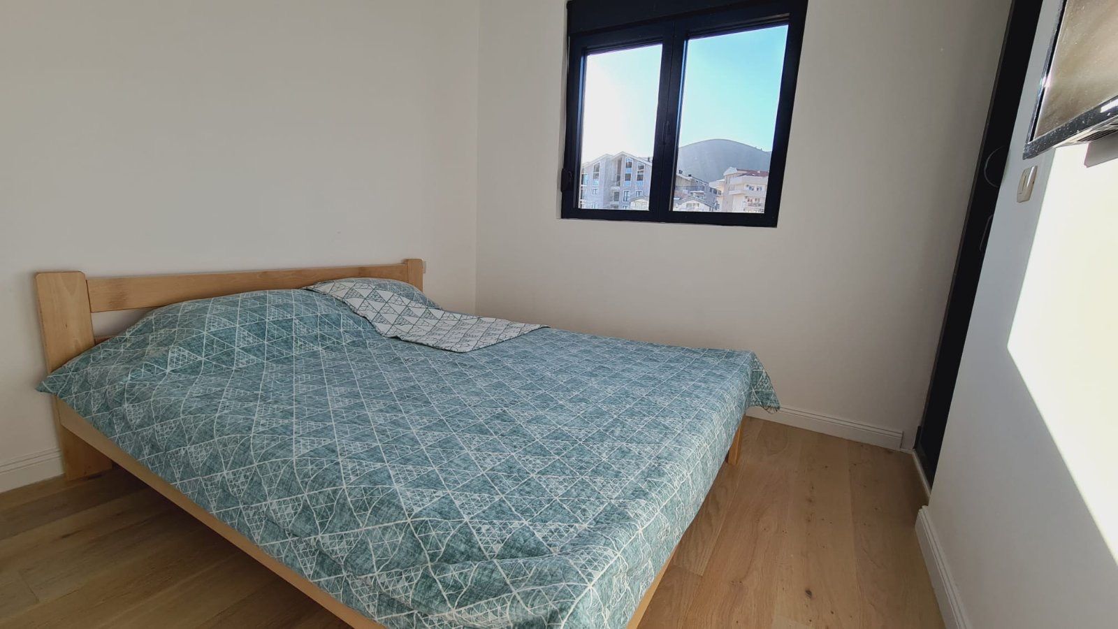 Dvosoban moderno opremljen stan sa garaznim mestom na duzi period,BUDVA-LAZI. (DOSTUPAN OD 01.06.2023) - Amfora Real Estate