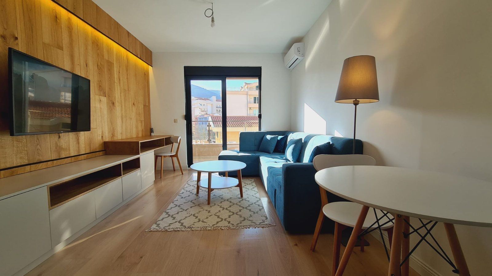 Dvosoban moderno opremljen stan sa garaznim mestom na duzi period,BUDVA-LAZI. (DOSTUPAN OD 01.06.2023) - Amfora Real Estate