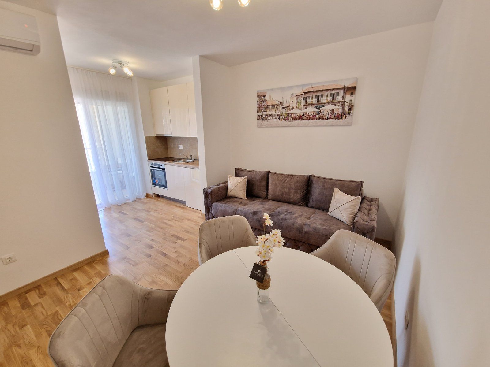 Moderno opremljen jednosoban stan (37m2) u novoj zgradi u Bečićima - Amfora Real Estate