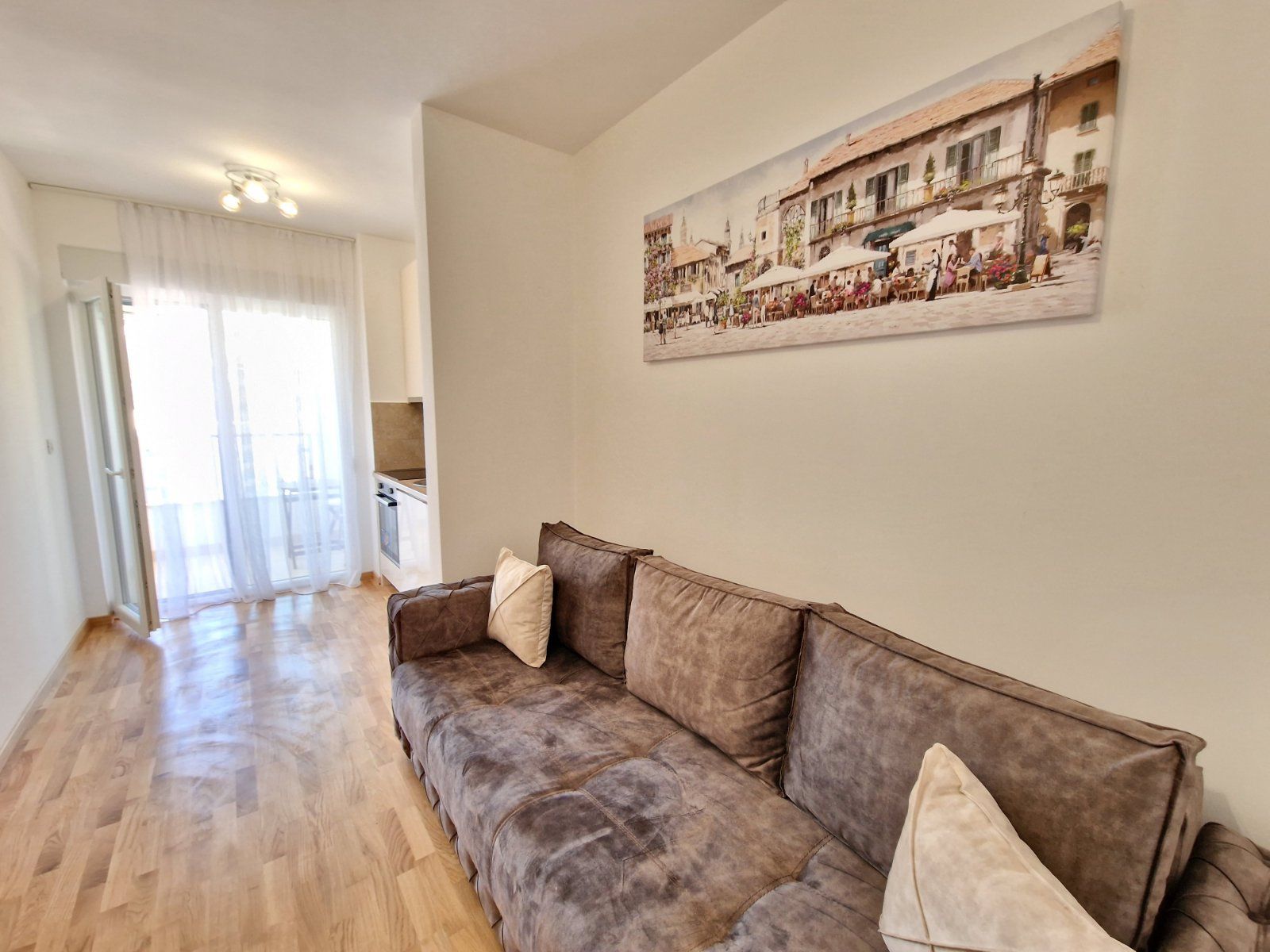 Moderno opremljen jednosoban stan (37m2) u novoj zgradi u Bečićima - Amfora Real Estate