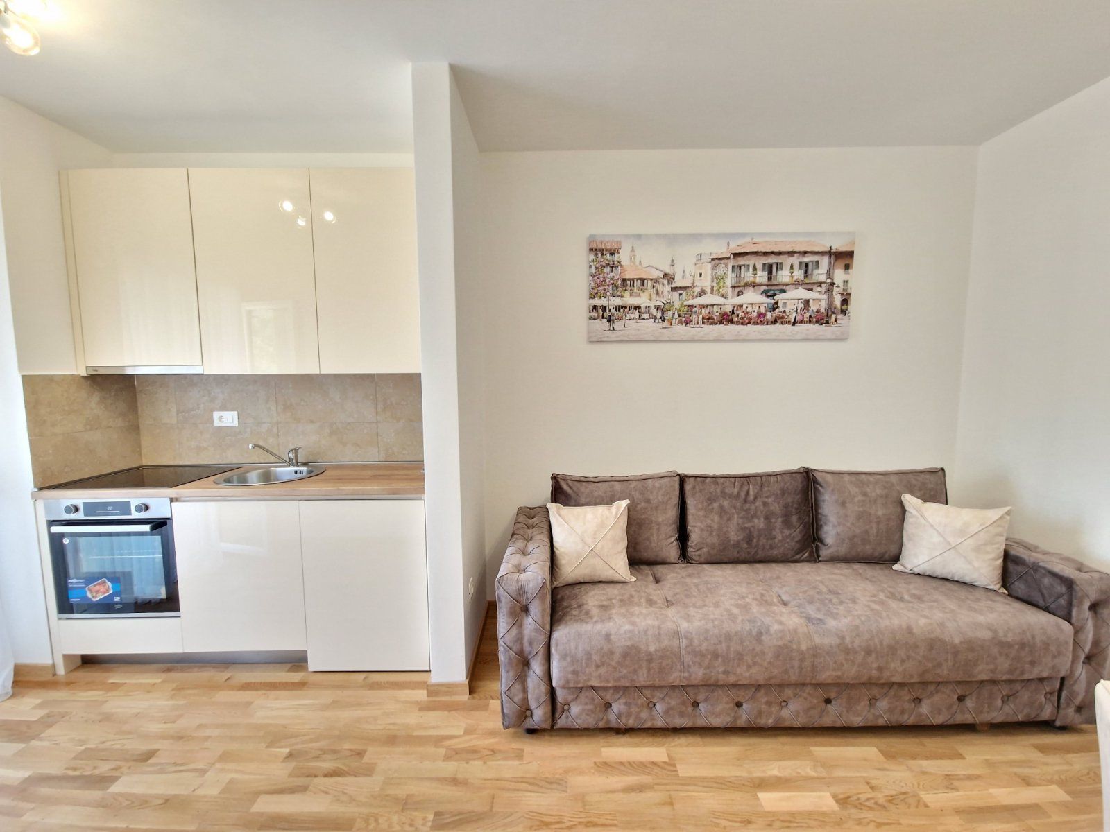 Moderno opremljen jednosoban stan (37m2) u novoj zgradi u Bečićima - Amfora Real Estate