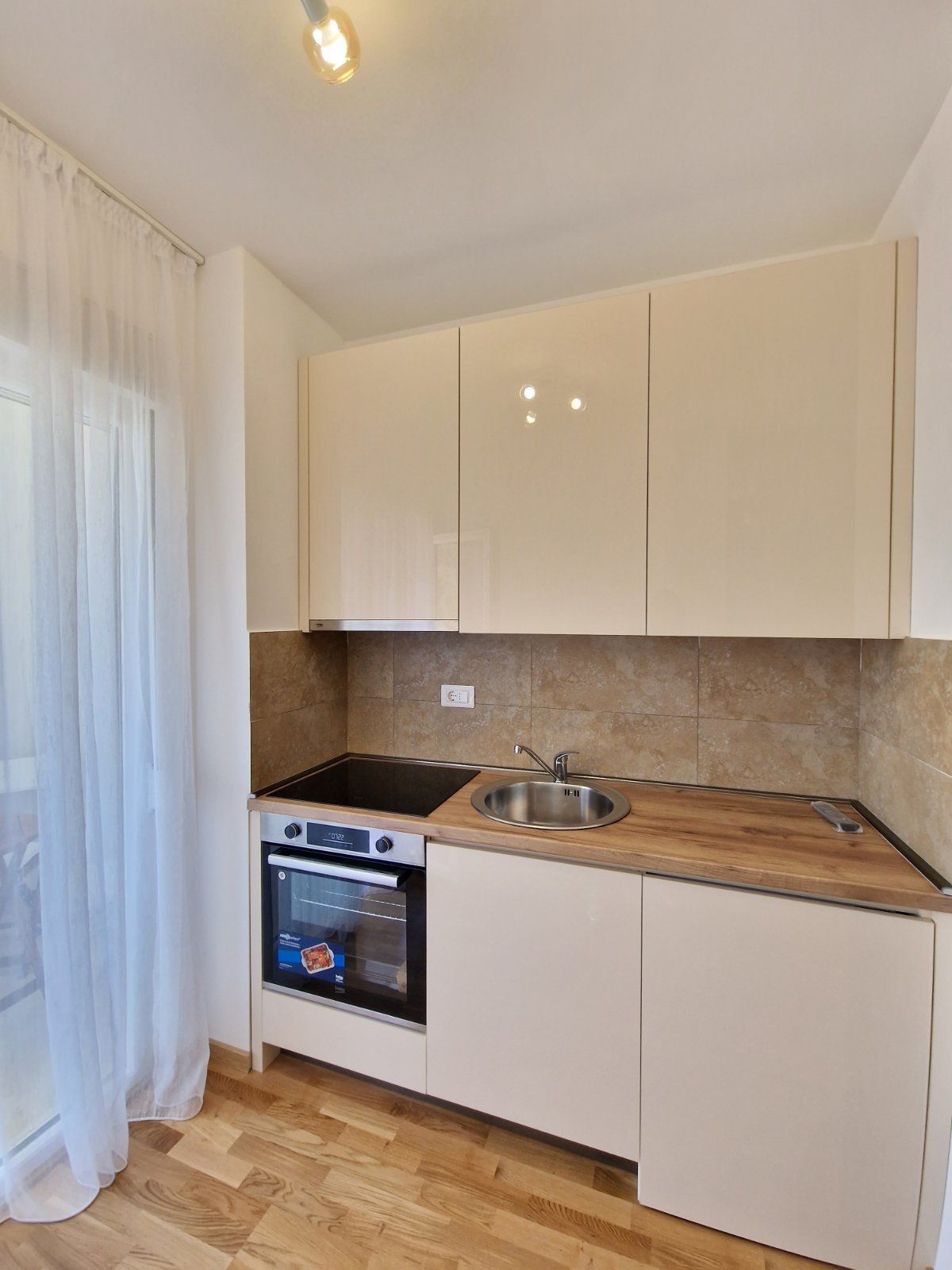 Moderno opremljen jednosoban stan (37m2) u novoj zgradi u Bečićima - Amfora Real Estate