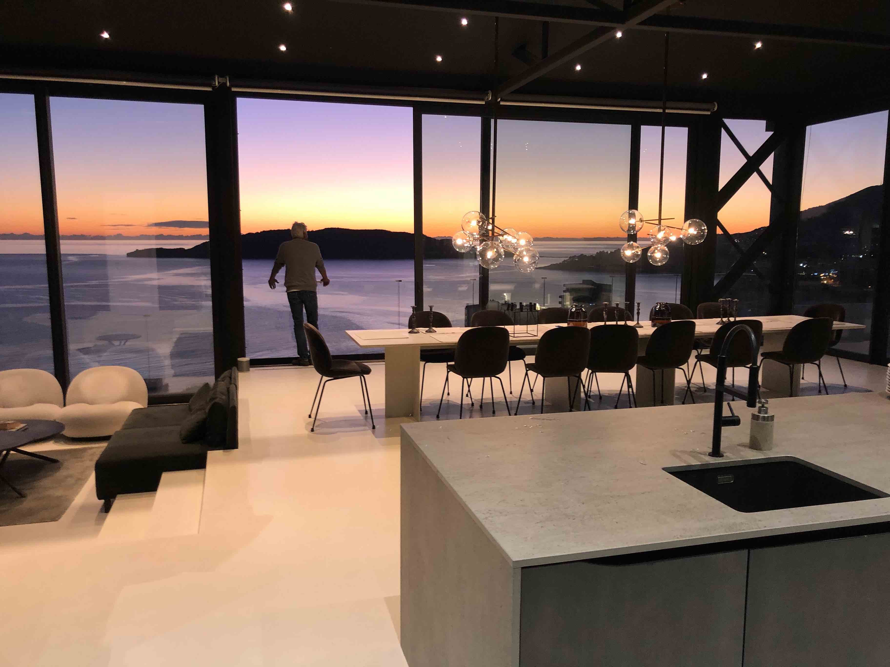 Jedinstveni dupleks Penthouse povrsine 1000m2 sa bazenom dužine 12 m, baštom na krovu i panoramskim pogledom na more,Rafailovici-Budva. - Amfora Real Estate