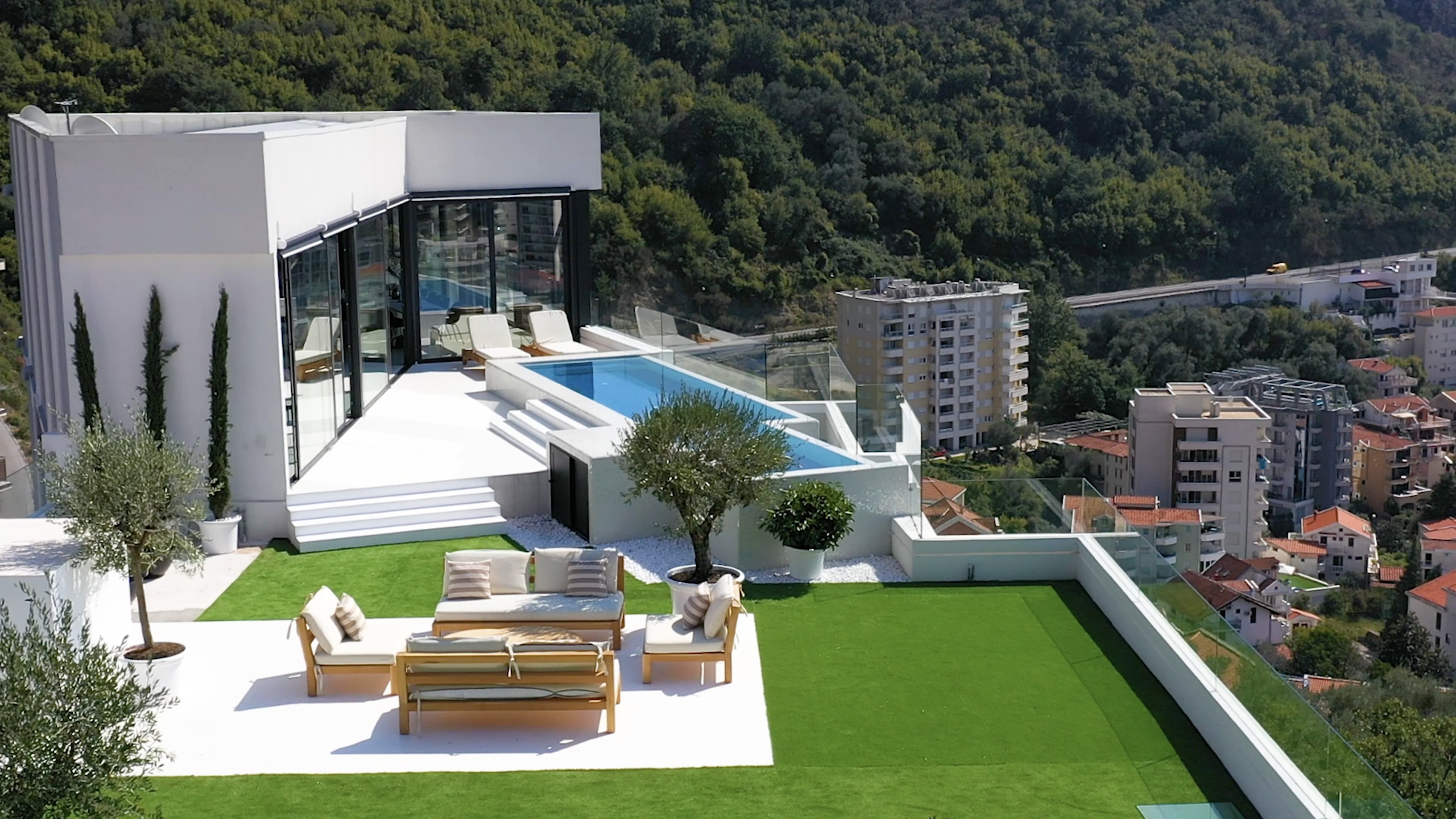 Jedinstveni dupleks Penthouse povrsine 1000m2 sa bazenom dužine 12 m, baštom na krovu i panoramskim pogledom na more,Rafailovici-Budva. - Amfora Real Estate