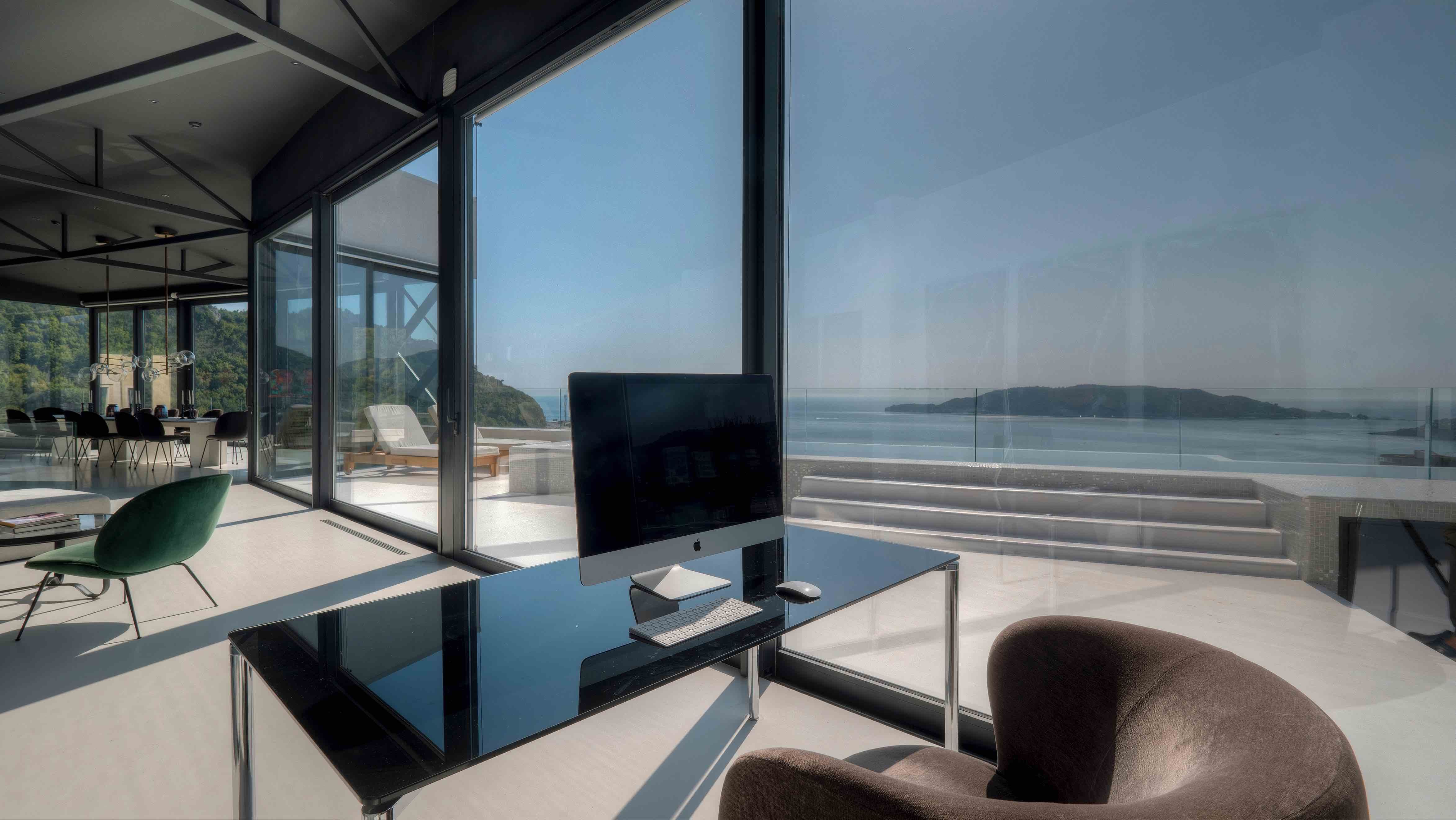 Jedinstveni dupleks Penthouse povrsine 1000m2 sa bazenom dužine 12 m, baštom na krovu i panoramskim pogledom na more,Rafailovici-Budva. - Amfora Real Estate