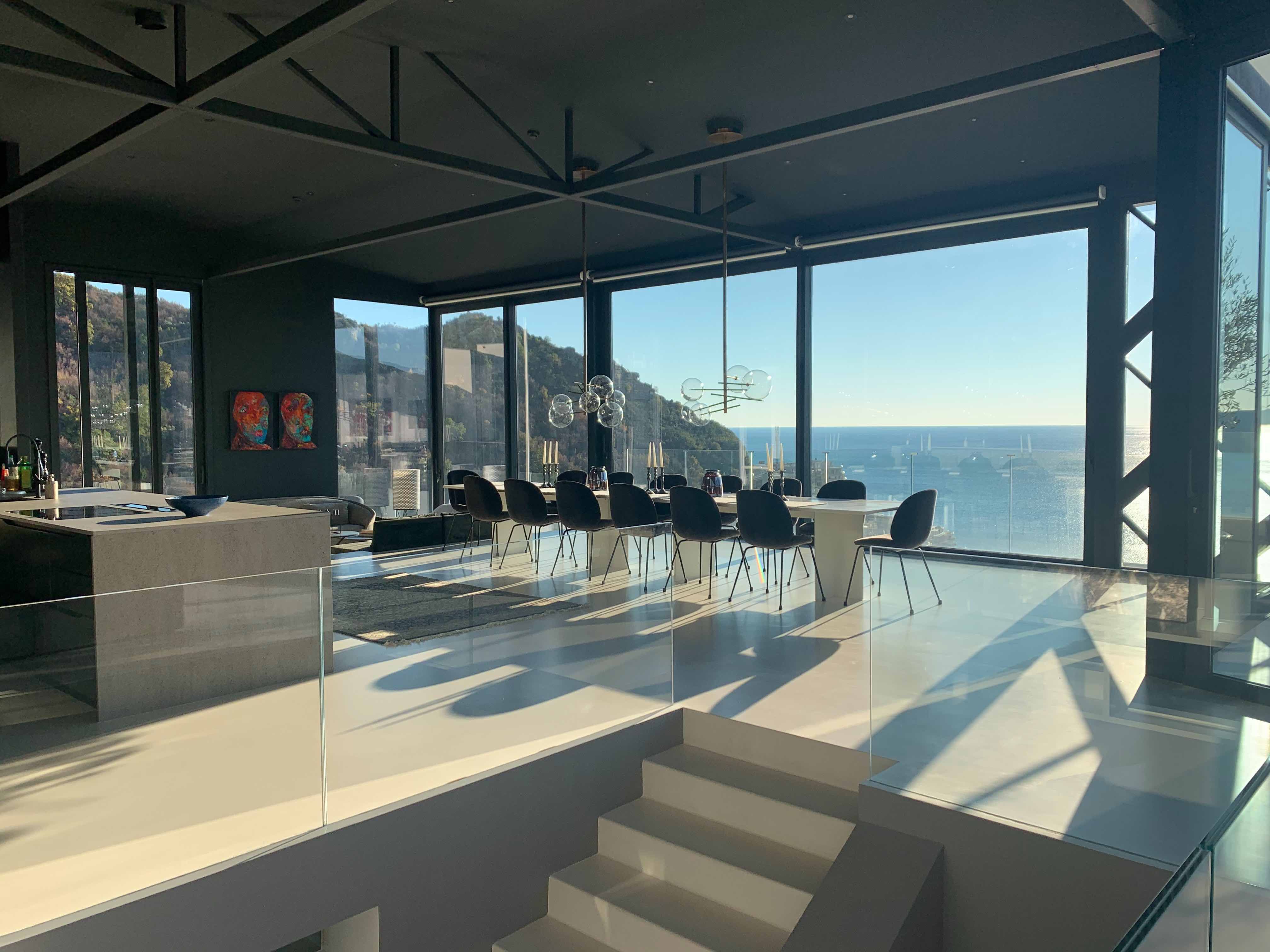 Jedinstveni dupleks Penthouse povrsine 1000m2 sa bazenom dužine 12 m, baštom na krovu i panoramskim pogledom na more,Rafailovici-Budva. - Amfora Real Estate
