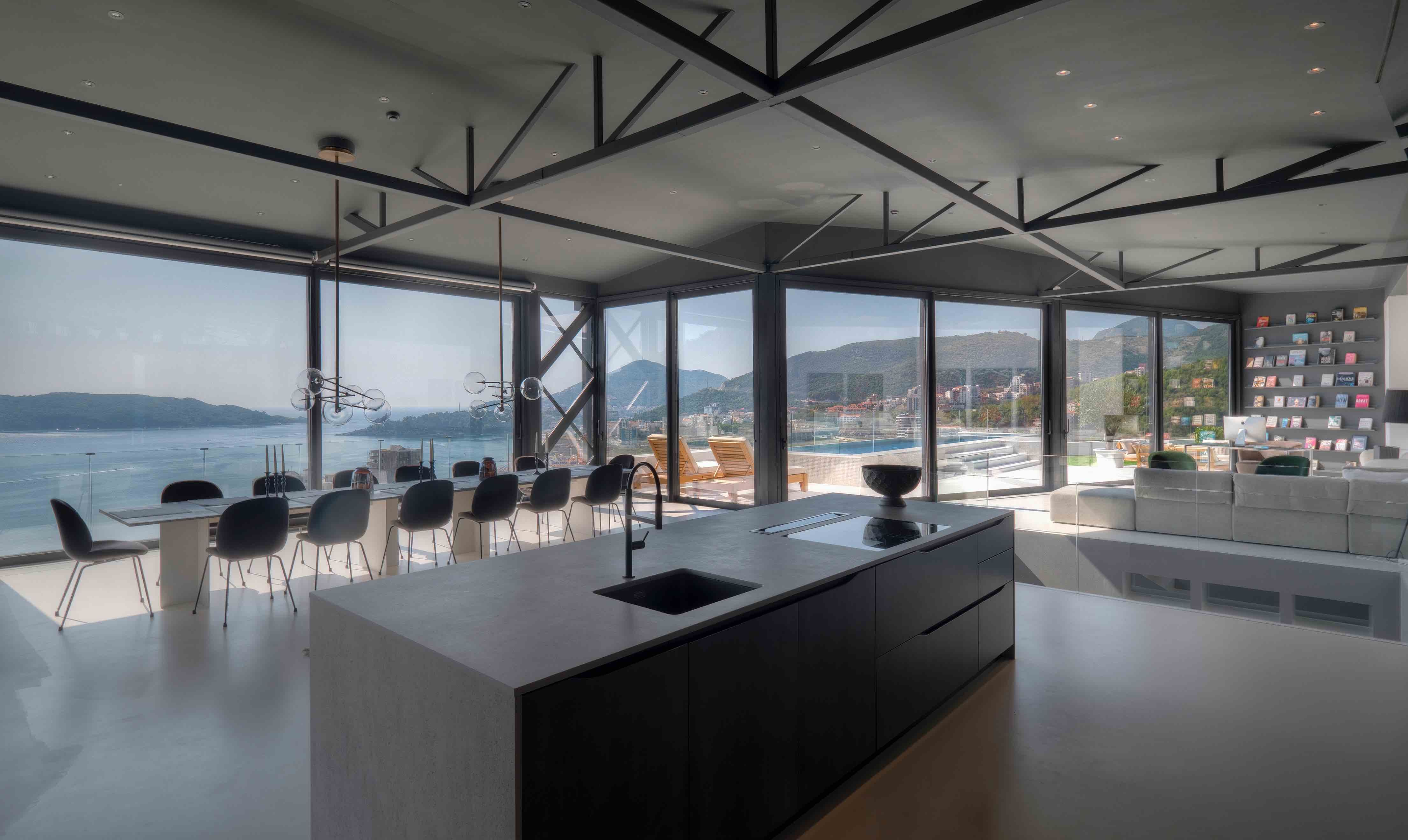 Jedinstveni dupleks Penthouse povrsine 1000m2 sa bazenom dužine 12 m, baštom na krovu i panoramskim pogledom na more,Rafailovici-Budva. - Amfora Real Estate