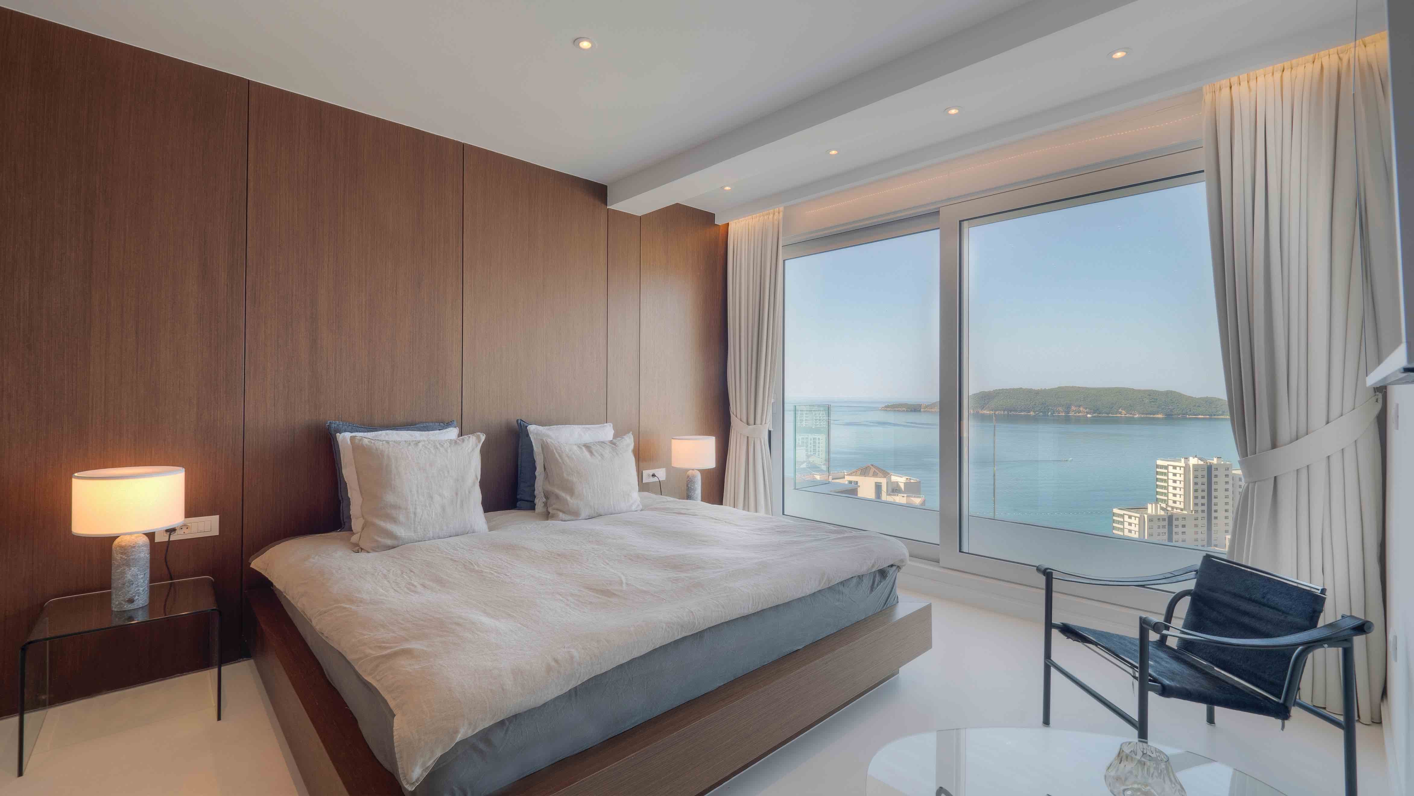 Jedinstveni dupleks Penthouse povrsine 1000m2 sa bazenom dužine 12 m, baštom na krovu i panoramskim pogledom na more,Rafailovici-Budva. - Amfora Real Estate