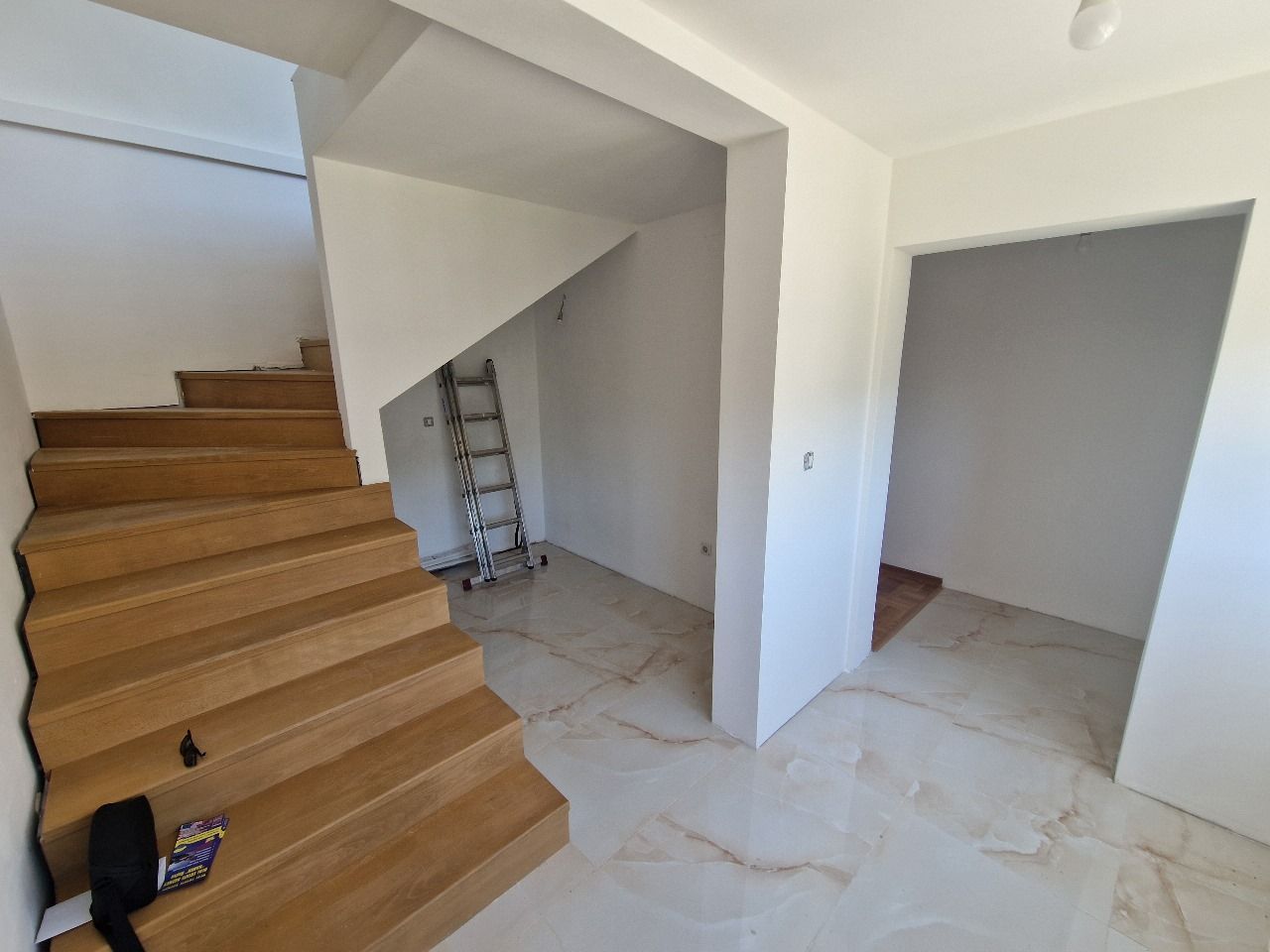 Prostran trosoban dupleks 160m² u centru Budve, samo 200m od mora - Amfora Real Estate