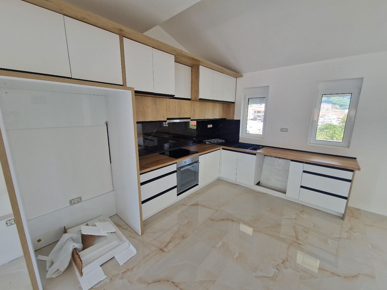 Prostran trosoban dupleks 160m² u centru Budve, samo 200m od mora - Amfora Real Estate