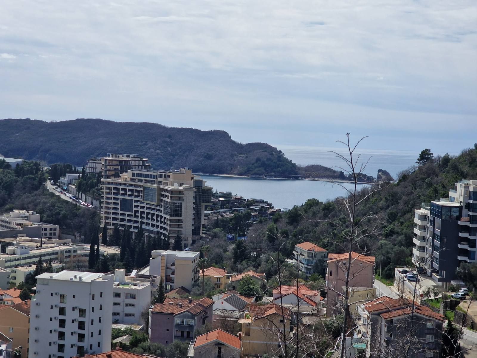 Plac 1.014 m² sa panoramskim pogledom na more za zajedničku gradnju u Bečićima – Mogućnost izgradnje 2.900 m²  (28%) - Amfora Real Estate