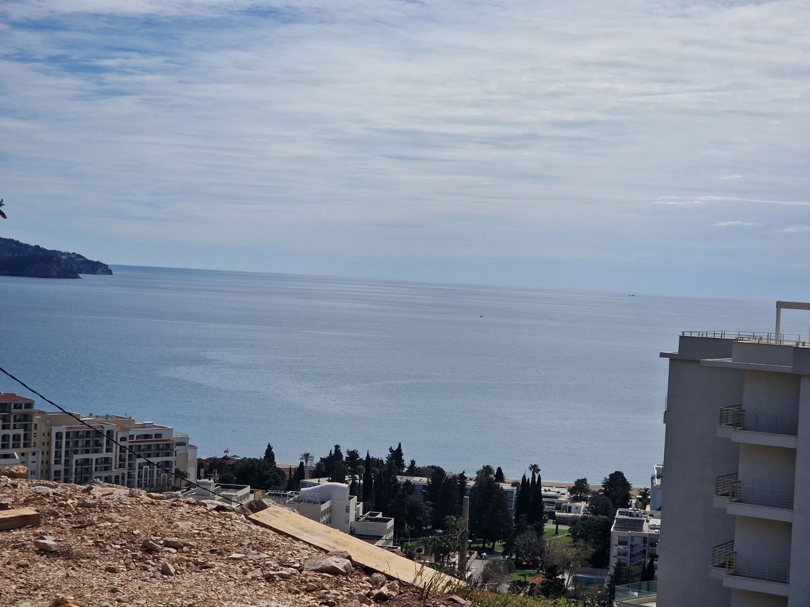 Plac 1.014 m² sa panoramskim pogledom na more za zajedničku gradnju u Bečićima – Mogućnost izgradnje 2.900 m²  (28%) - Amfora Real Estate