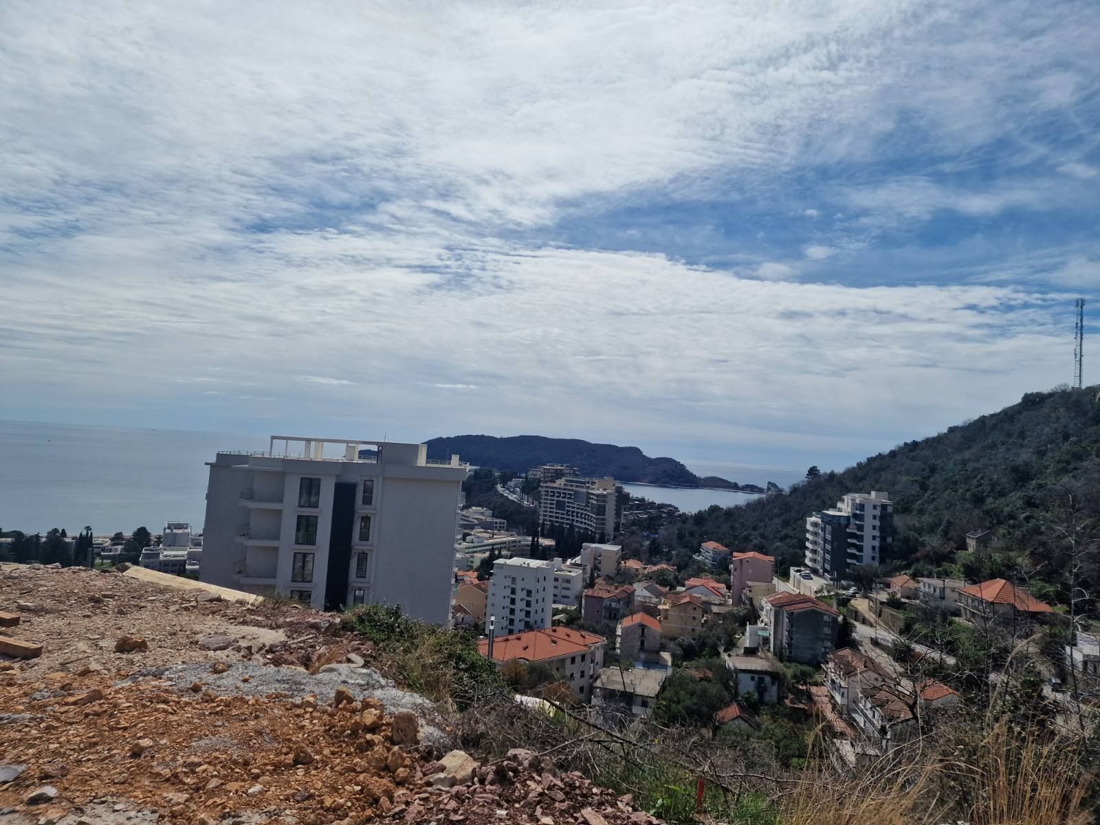 Plac 1.014 m² sa panoramskim pogledom na more za zajedničku gradnju u Bečićima – Mogućnost izgradnje 2.900 m²  (28%) - Amfora Real Estate