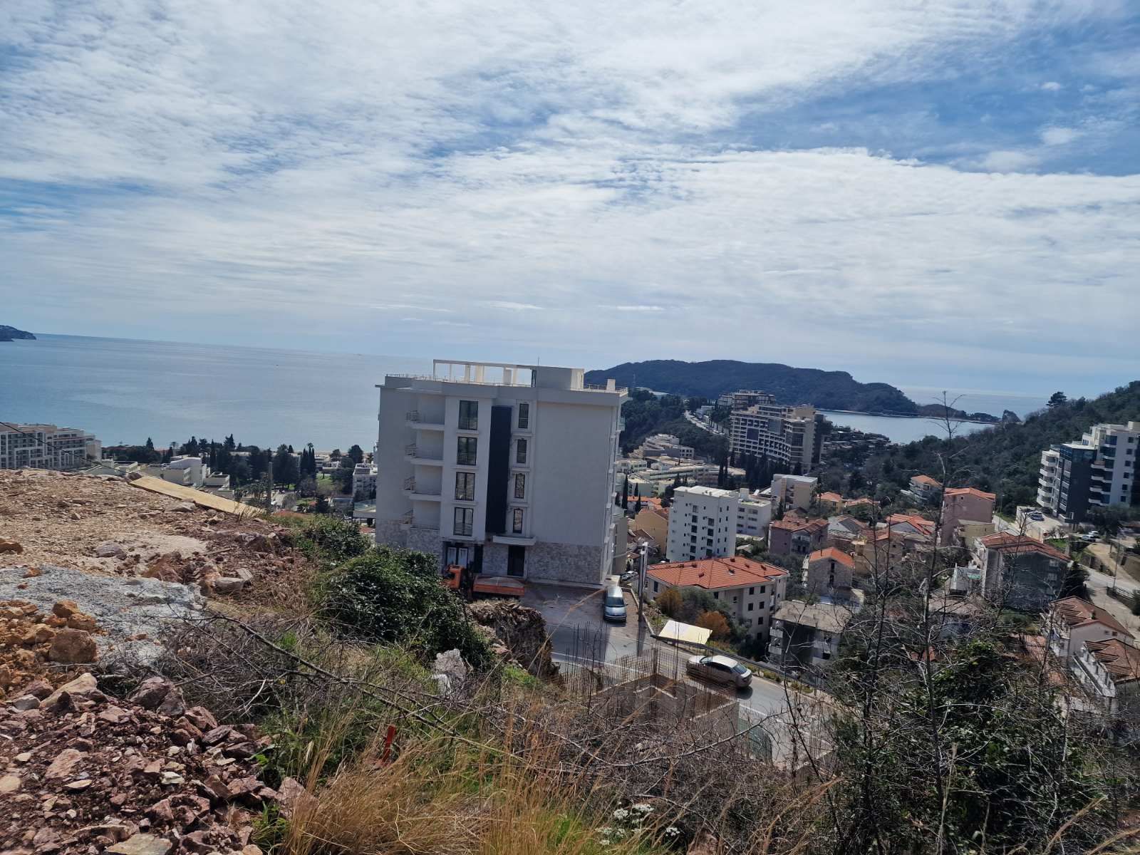 Plac 1.014 m² sa panoramskim pogledom na more za zajedničku gradnju u Bečićima – Mogućnost izgradnje 2.900 m²  (28%) - Amfora Real Estate