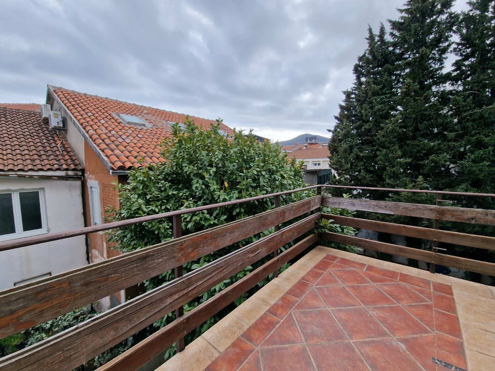 HITNA PRODAJA!!! DVOSPRATNA KUĆA 232m2 NA EKSKLUZIVNOJ LOKACIJI,BUDVA (PODKOSLJUN) - Amfora Real Estate