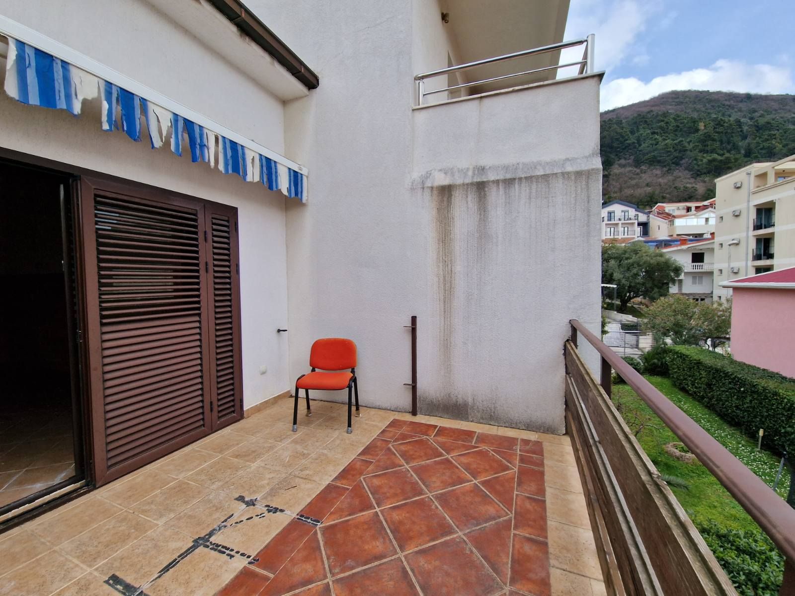 HITNA PRODAJA!!! DVOSPRATNA KUĆA 232m2 NA EKSKLUZIVNOJ LOKACIJI,BUDVA (PODKOSLJUN) - Amfora Real Estate