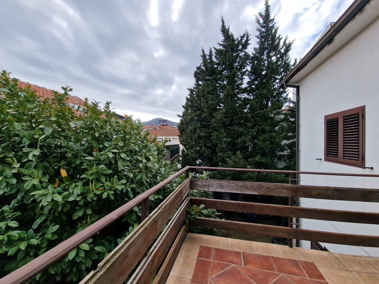 HITNA PRODAJA!!! DVOSPRATNA KUĆA 232m2 NA EKSKLUZIVNOJ LOKACIJI,BUDVA (PODKOSLJUN) - Amfora Real Estate