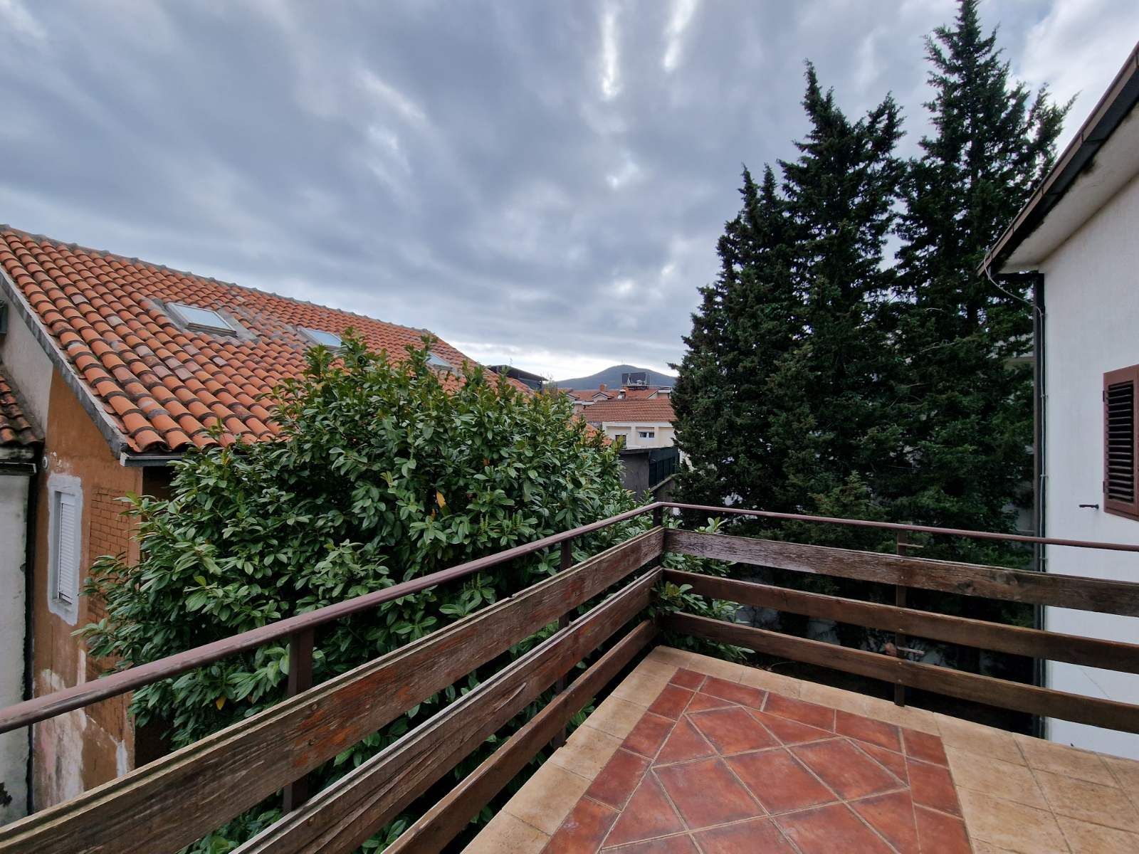 HITNA PRODAJA!!! DVOSPRATNA KUĆA 232m2 NA EKSKLUZIVNOJ LOKACIJI,BUDVA (PODKOSLJUN) - Amfora Real Estate