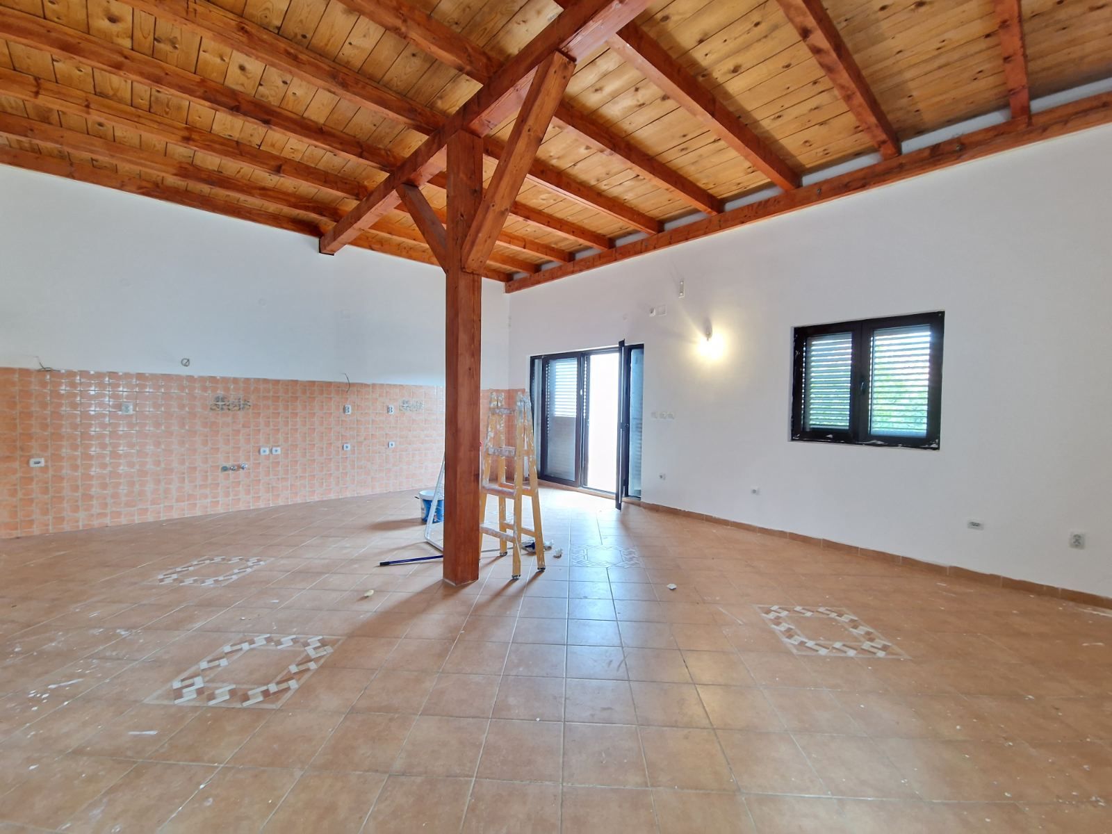 HITNA PRODAJA!!! DVOSPRATNA KUĆA 232m2 NA EKSKLUZIVNOJ LOKACIJI,BUDVA (PODKOSLJUN) - Amfora Real Estate