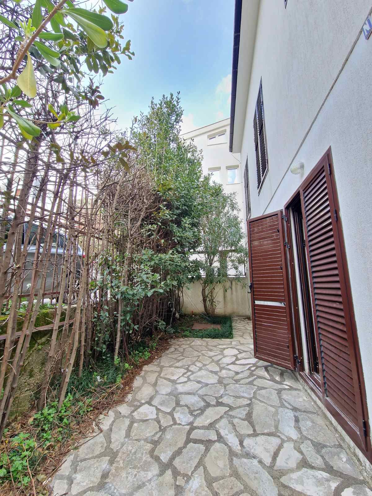 HITNA PRODAJA!!! DVOSPRATNA KUĆA 232m2 NA EKSKLUZIVNOJ LOKACIJI,BUDVA (PODKOSLJUN) - Amfora Real Estate