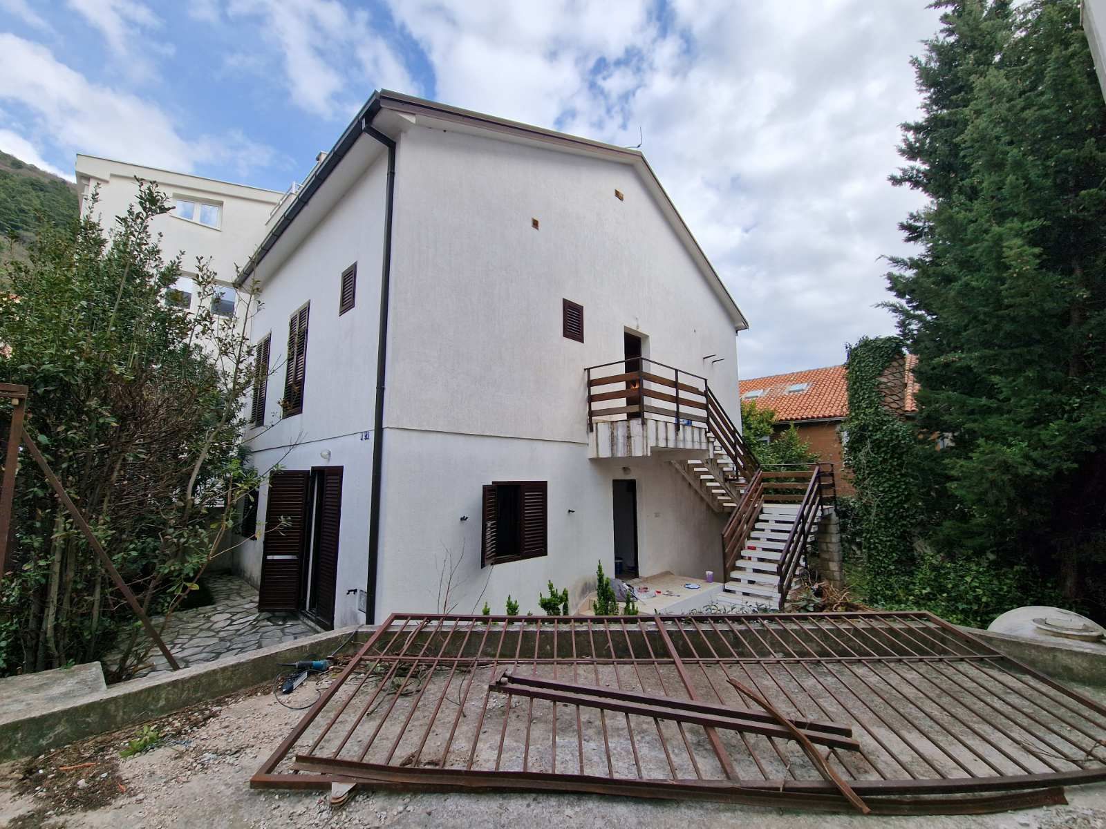 HITNA PRODAJA!!! DVOSPRATNA KUĆA 232m2 NA EKSKLUZIVNOJ LOKACIJI,BUDVA (PODKOSLJUN) - Amfora Real Estate
